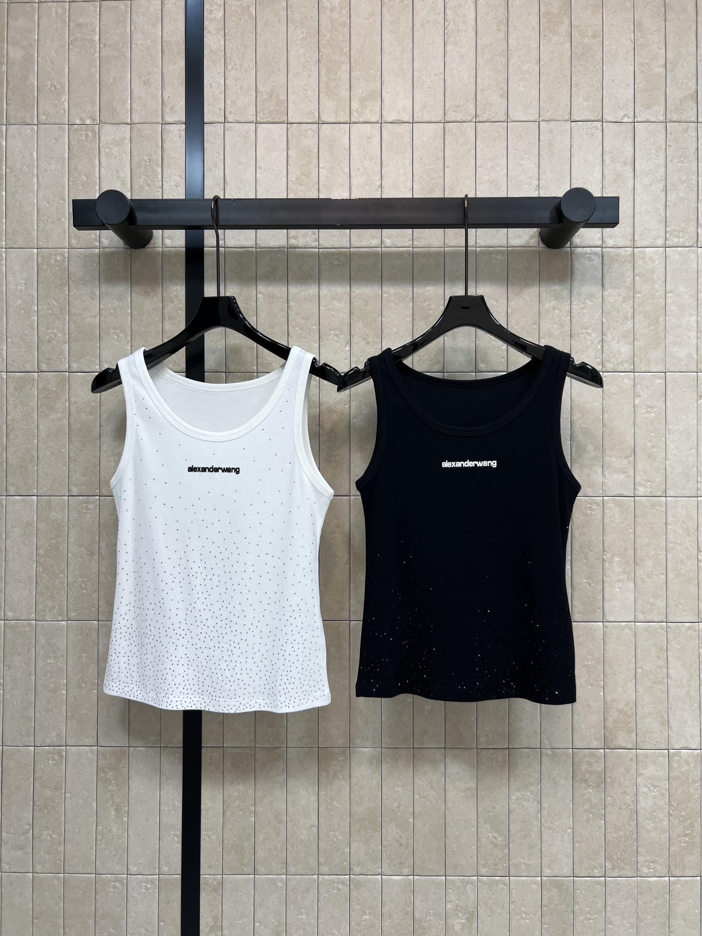 AW家 26春夏新款 烫钻背心 罗纹面料自带肌理感 修身不勒肉 标志性字母刺绣+渐变烫钻工艺 无袖剪裁 