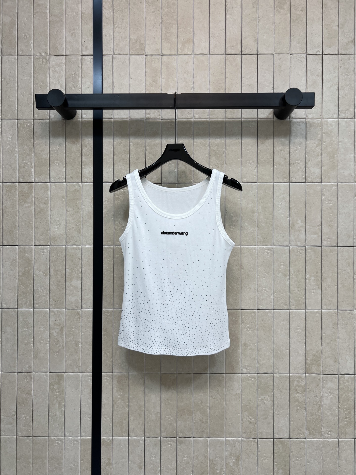 AW家 26春夏新款 烫钻背心 罗纹面料自带肌理感 修身不勒肉 标志性字母刺绣+渐变烫钻工艺 无袖剪裁 