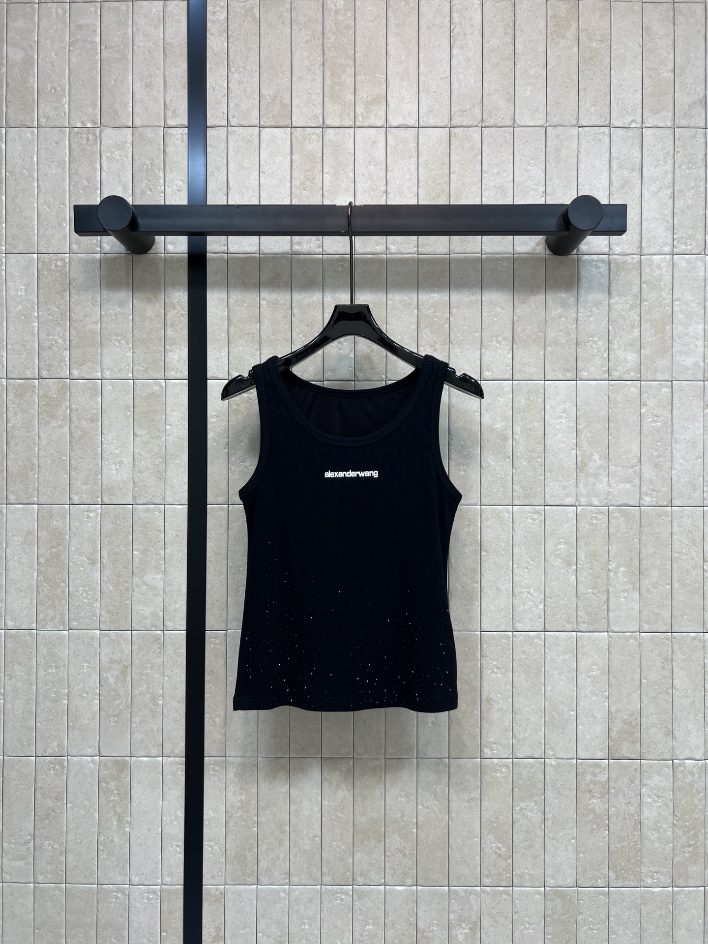 AW家 26春夏新款 烫钻背心 罗纹面料自带肌理感 修身不勒肉 标志性字母刺绣+渐变烫钻工艺 无袖剪裁 