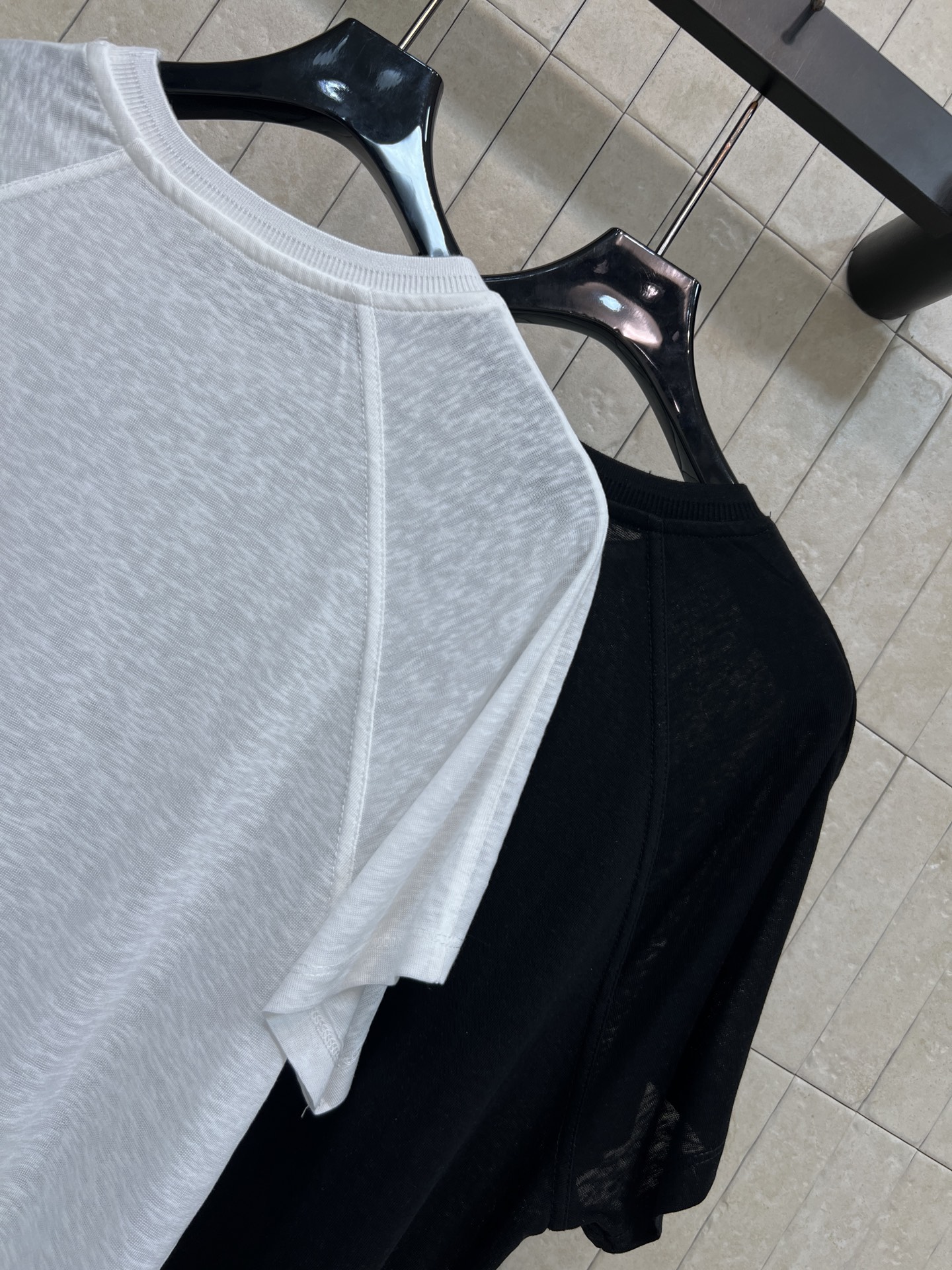 CE家 26春夏新款 圆领插肩短袖T恤 采用轻薄透气面料春夏天穿超舒服 插肩设计修饰肩部线条 活动更灵活