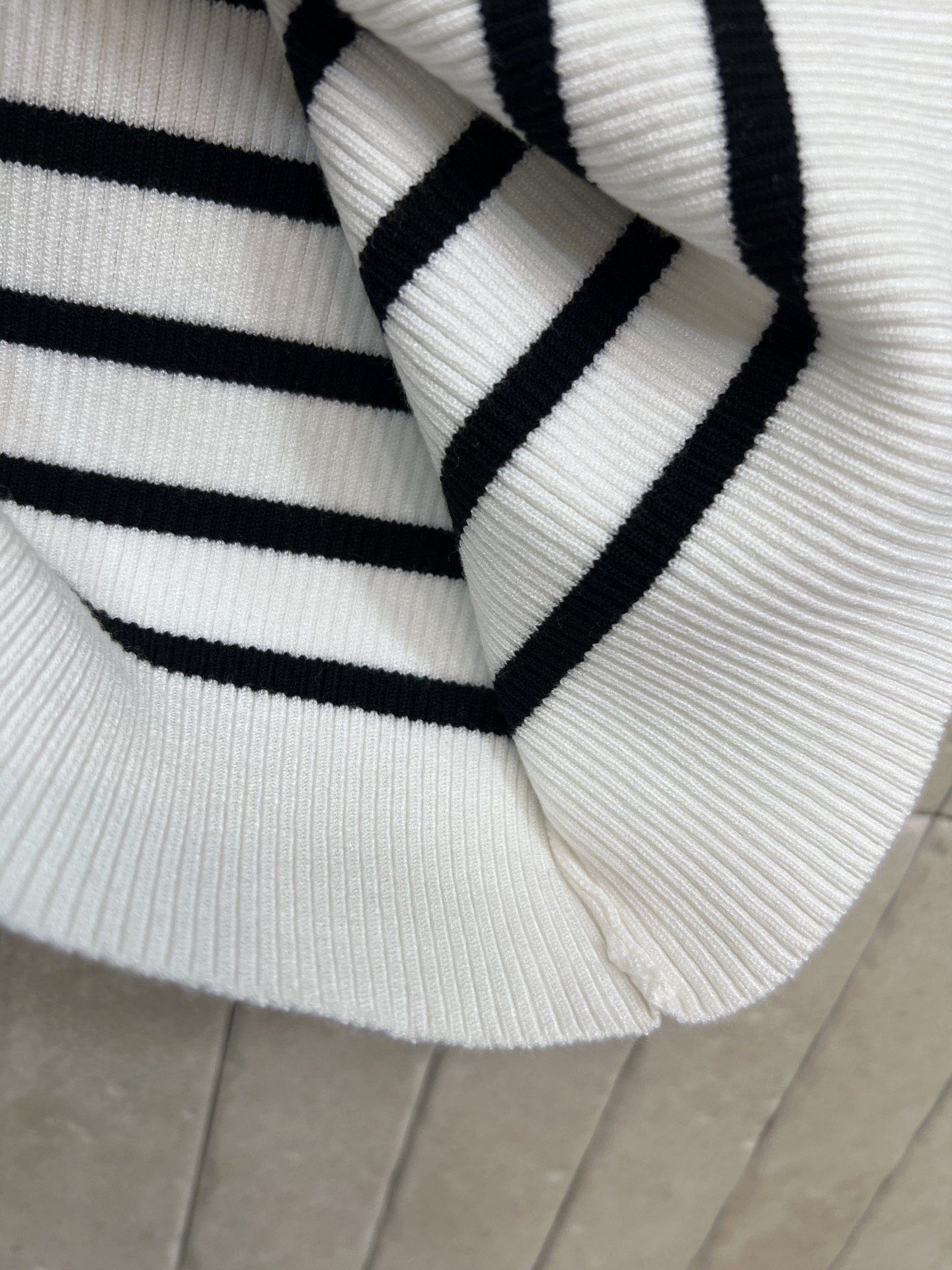 D家 26春夏新款 条纹针织背心 针织面料柔软透气 春夏穿超舒服 圆领无袖设计 简约大方 胸前Logo超