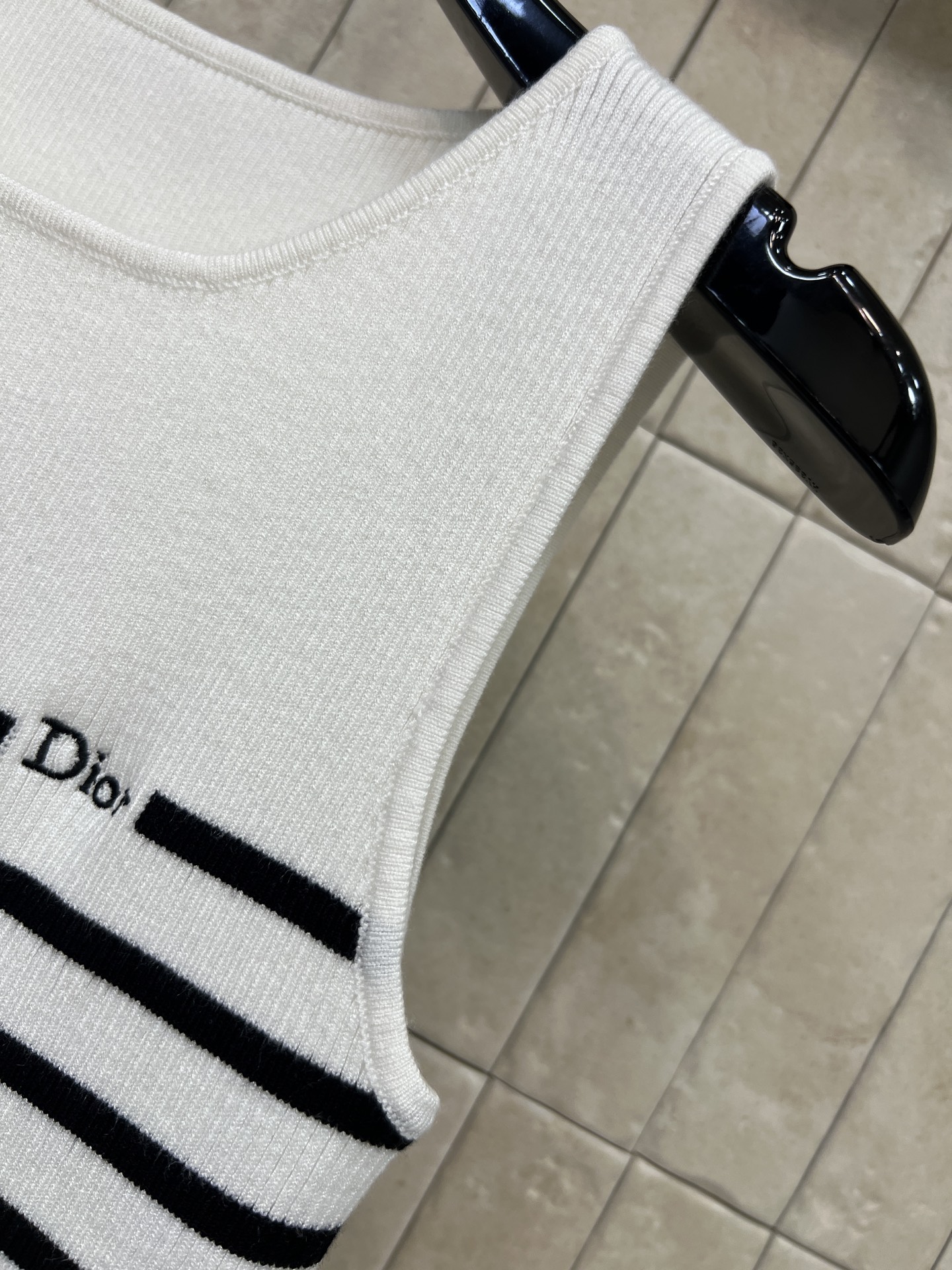 D家 26春夏新款 条纹针织背心 针织面料柔软透气 春夏穿超舒服 圆领无袖设计 简约大方 胸前Logo超