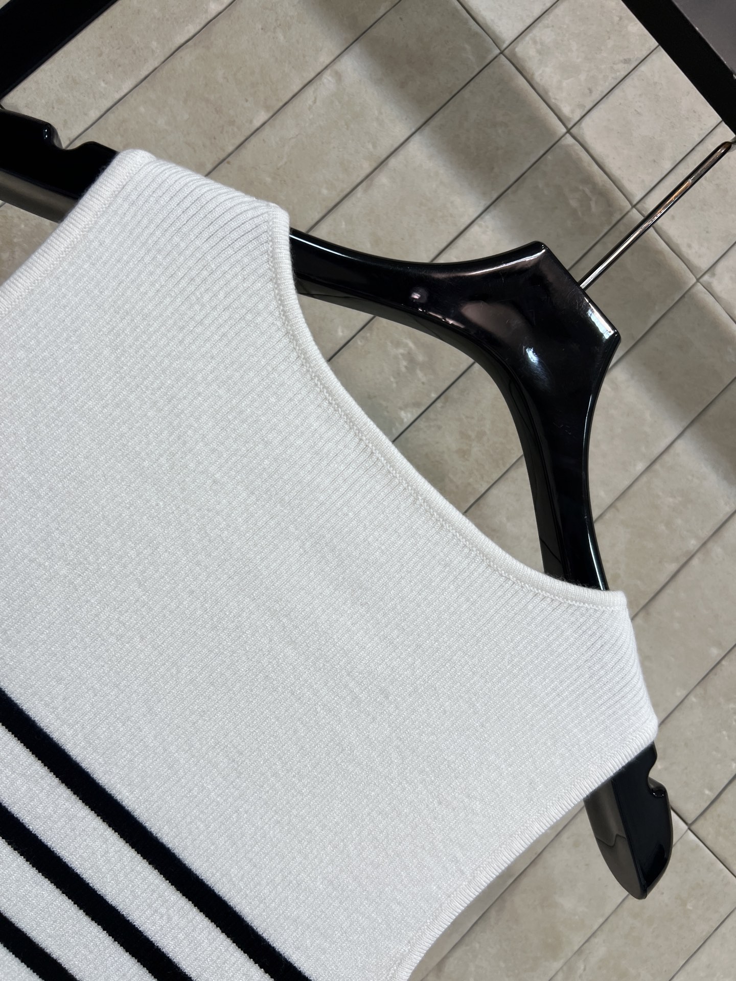 D家 26春夏新款 条纹针织背心 针织面料柔软透气 春夏穿超舒服 圆领无袖设计 简约大方 胸前Logo超