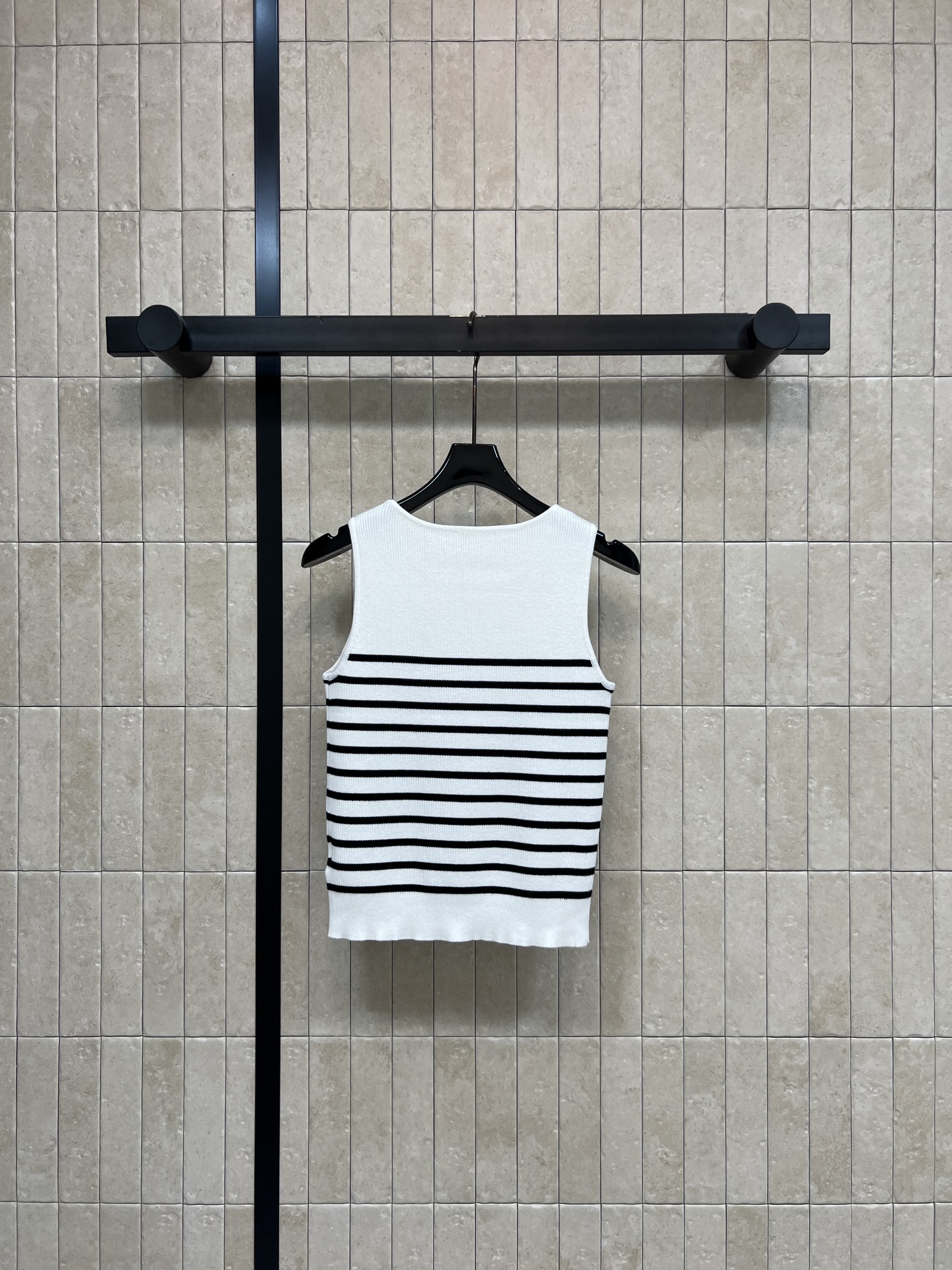 D家 26春夏新款 条纹针织背心 针织面料柔软透气 春夏穿超舒服 圆领无袖设计 简约大方 胸前Logo超