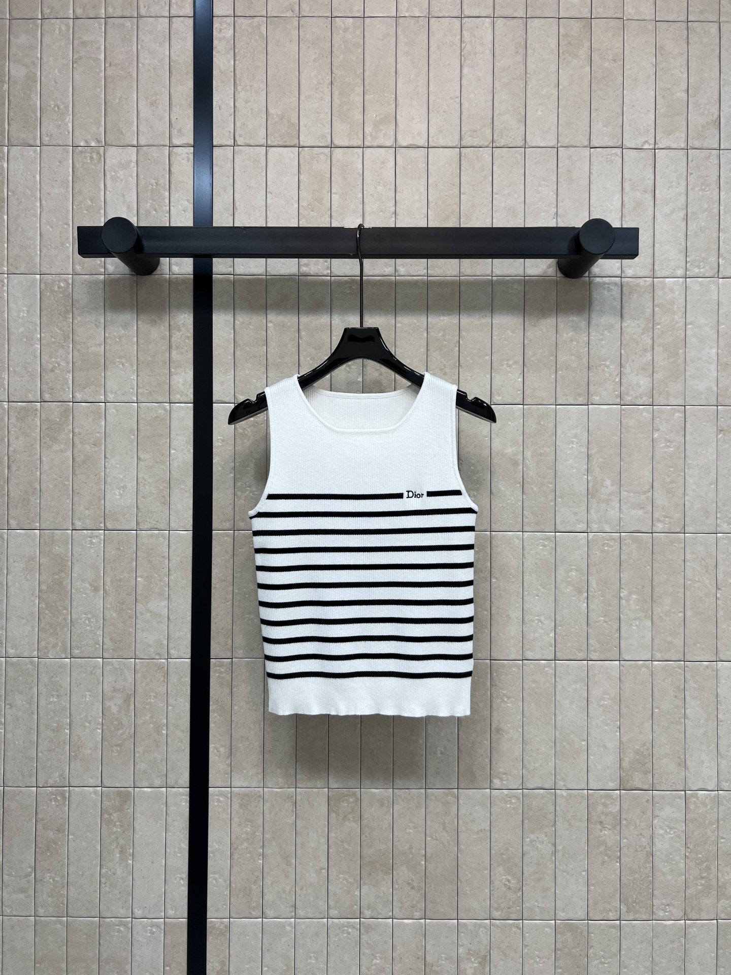 D家 26春夏新款 条纹针织背心 针织面料柔软透气 春夏穿超舒服 圆领无袖设计 简约大方 胸前Logo超