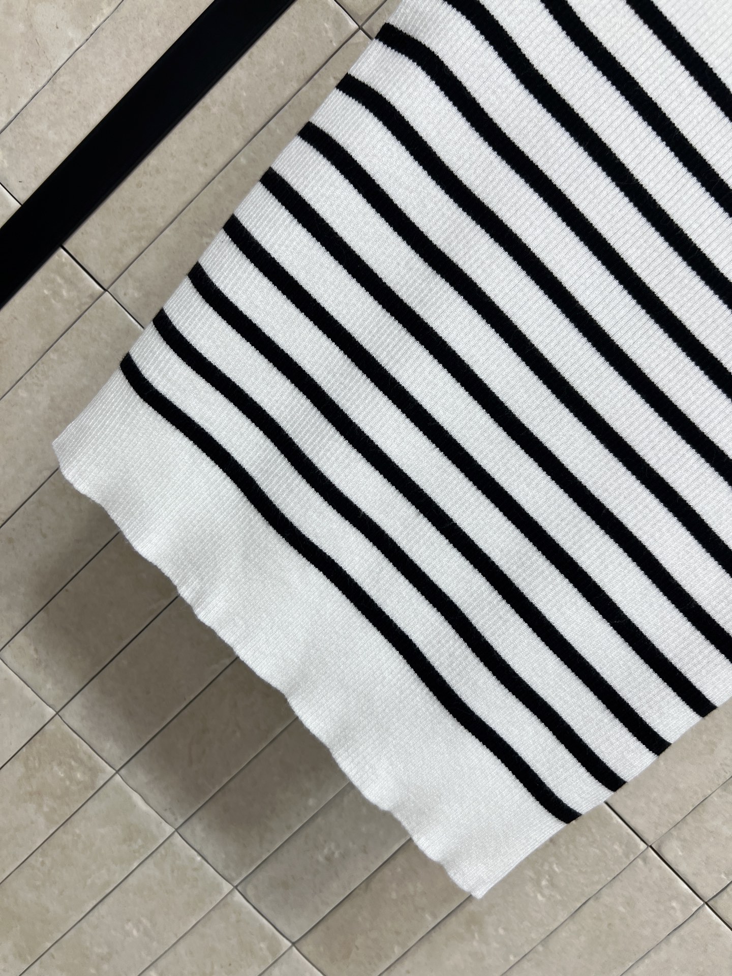 D家 26春夏新款 条纹针织背心 针织面料柔软透气 春夏穿超舒服 圆领无袖设计 简约大方 胸前Logo超