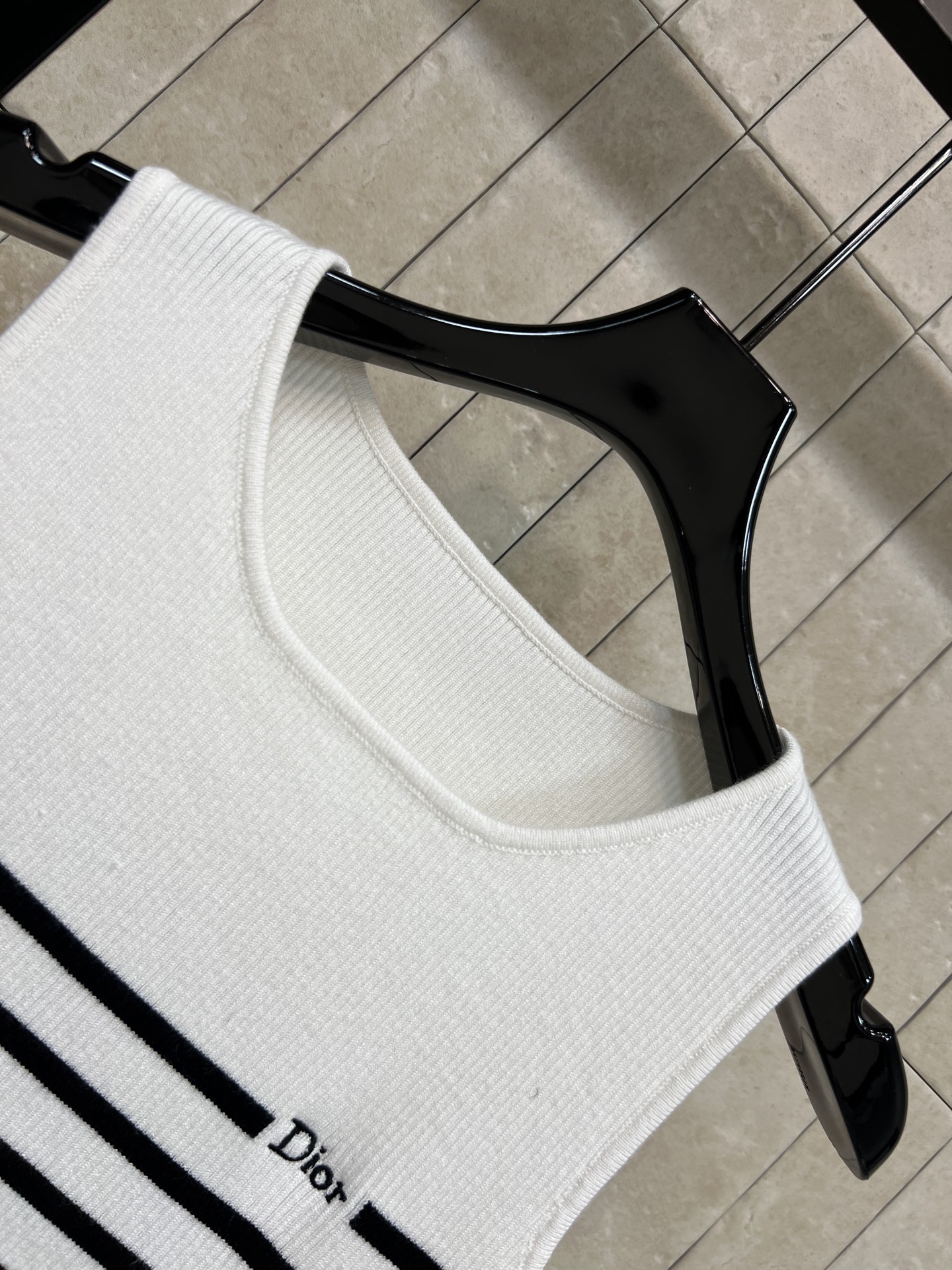 D家 26春夏新款 条纹针织背心 针织面料柔软透气 春夏穿超舒服 圆领无袖设计 简约大方 胸前Logo超