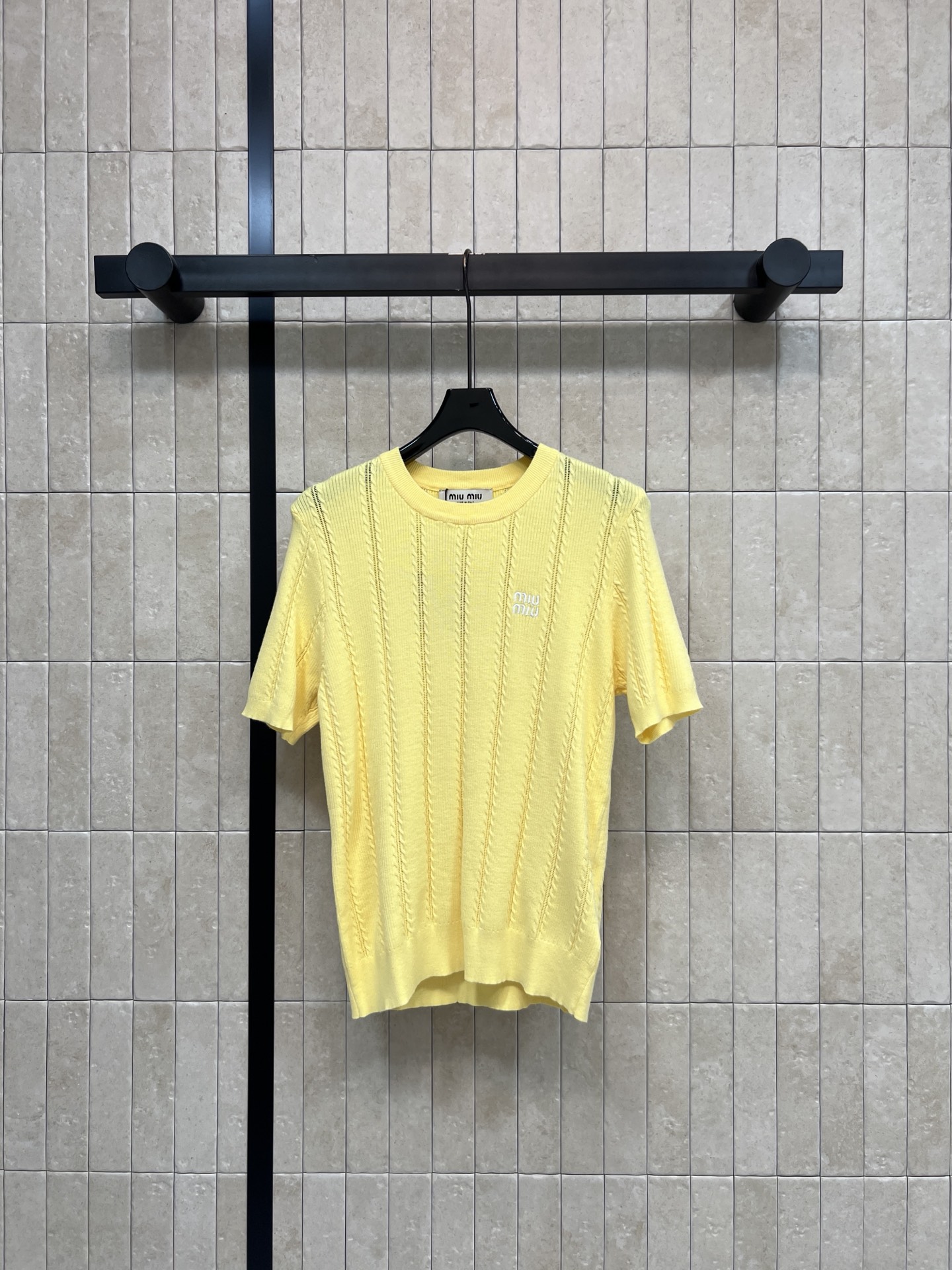 MIU家 26春夏新款 圆领针织短袖T恤 圆领简约 胸前精致的刺绣logo 简约精致 春夏季节穿着超舒适