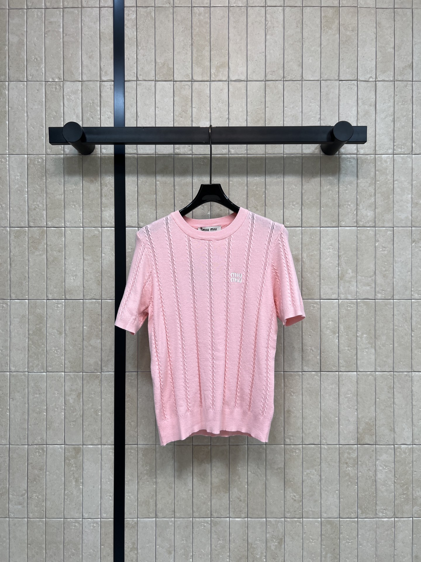 MIU家 26春夏新款 圆领针织短袖T恤 圆领简约 胸前精致的刺绣logo 简约精致 春夏季节穿着超舒适