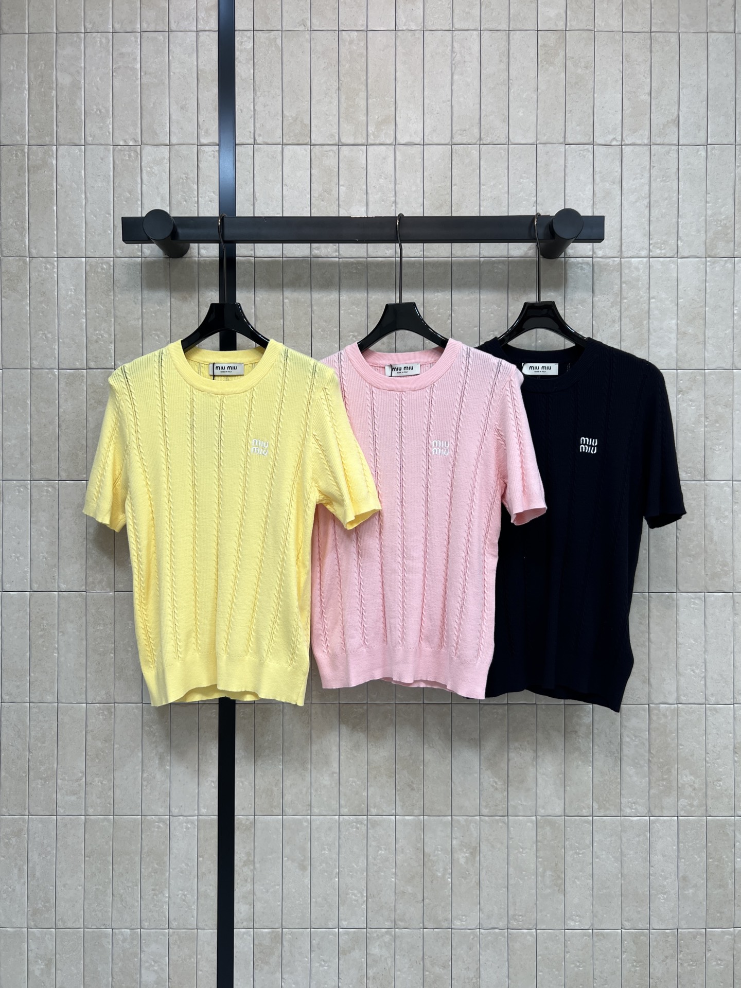 MIU家 26春夏新款 圆领针织短袖T恤 圆领简约 胸前精致的刺绣logo 简约精致 春夏季节穿着超舒适