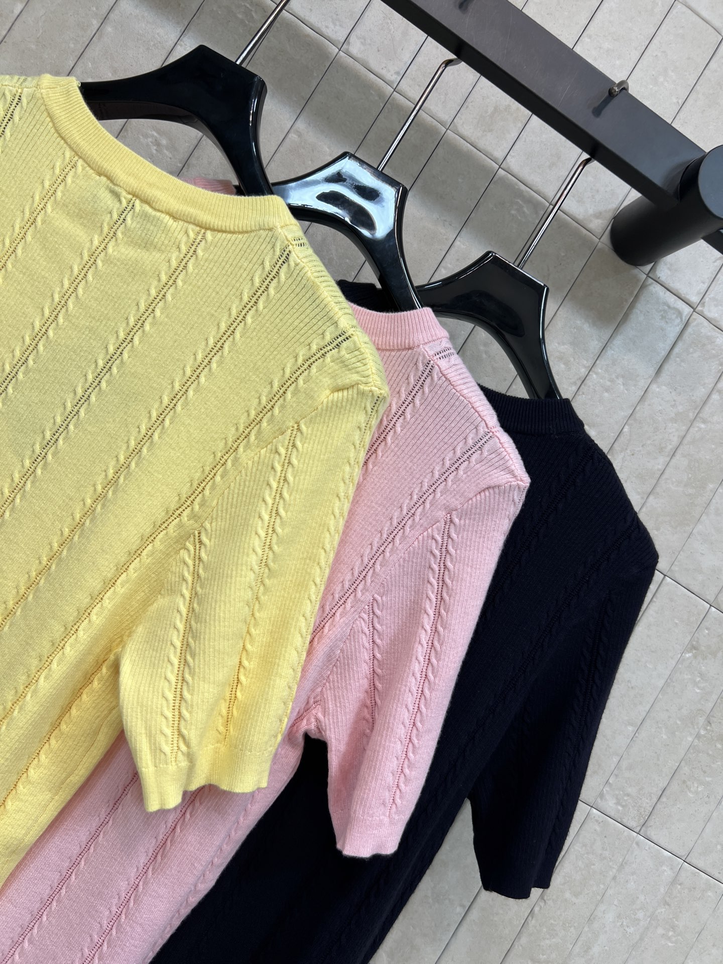 MIU家 26春夏新款 圆领针织短袖T恤 圆领简约 胸前精致的刺绣logo 简约精致 春夏季节穿着超舒适