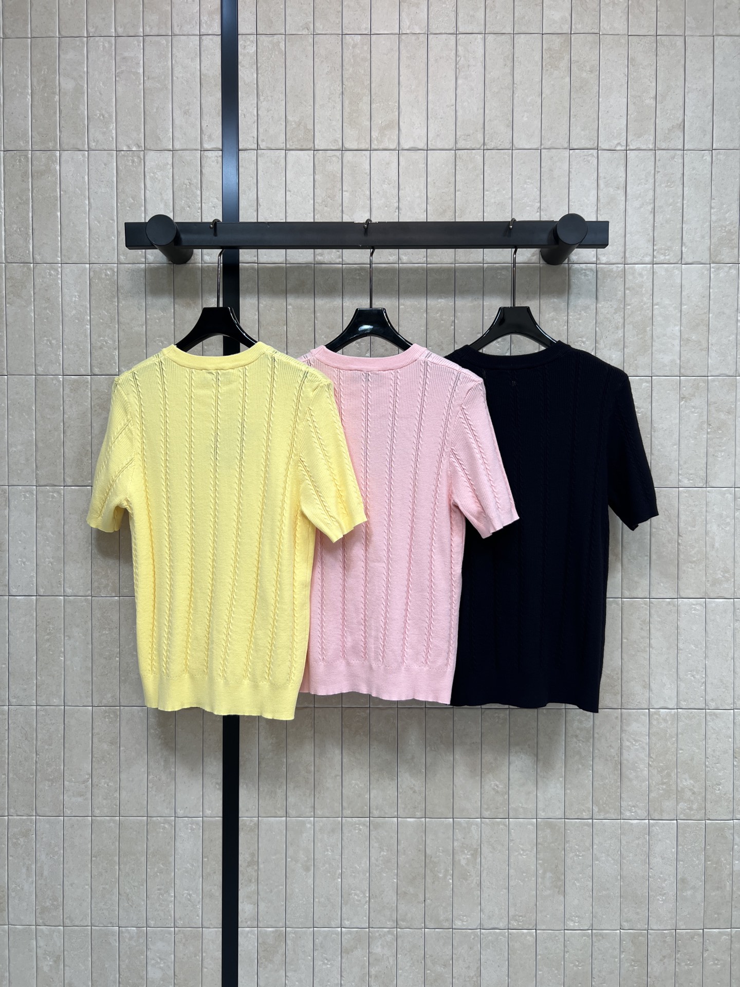 MIU家 26春夏新款 圆领针织短袖T恤 圆领简约 胸前精致的刺绣logo 简约精致 春夏季节穿着超舒适