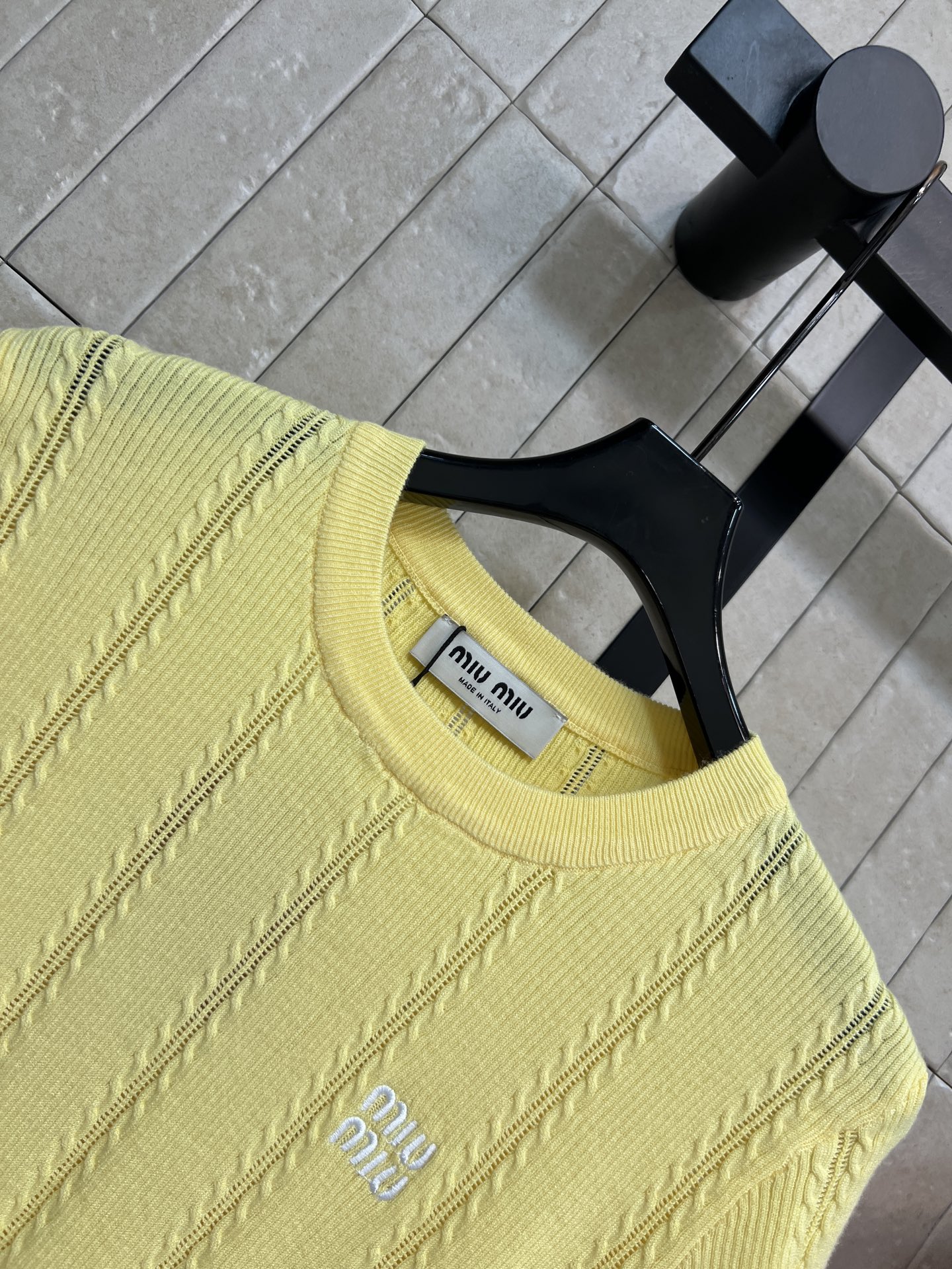 MIU家 26春夏新款 圆领针织短袖T恤 圆领简约 胸前精致的刺绣logo 简约精致 春夏季节穿着超舒适