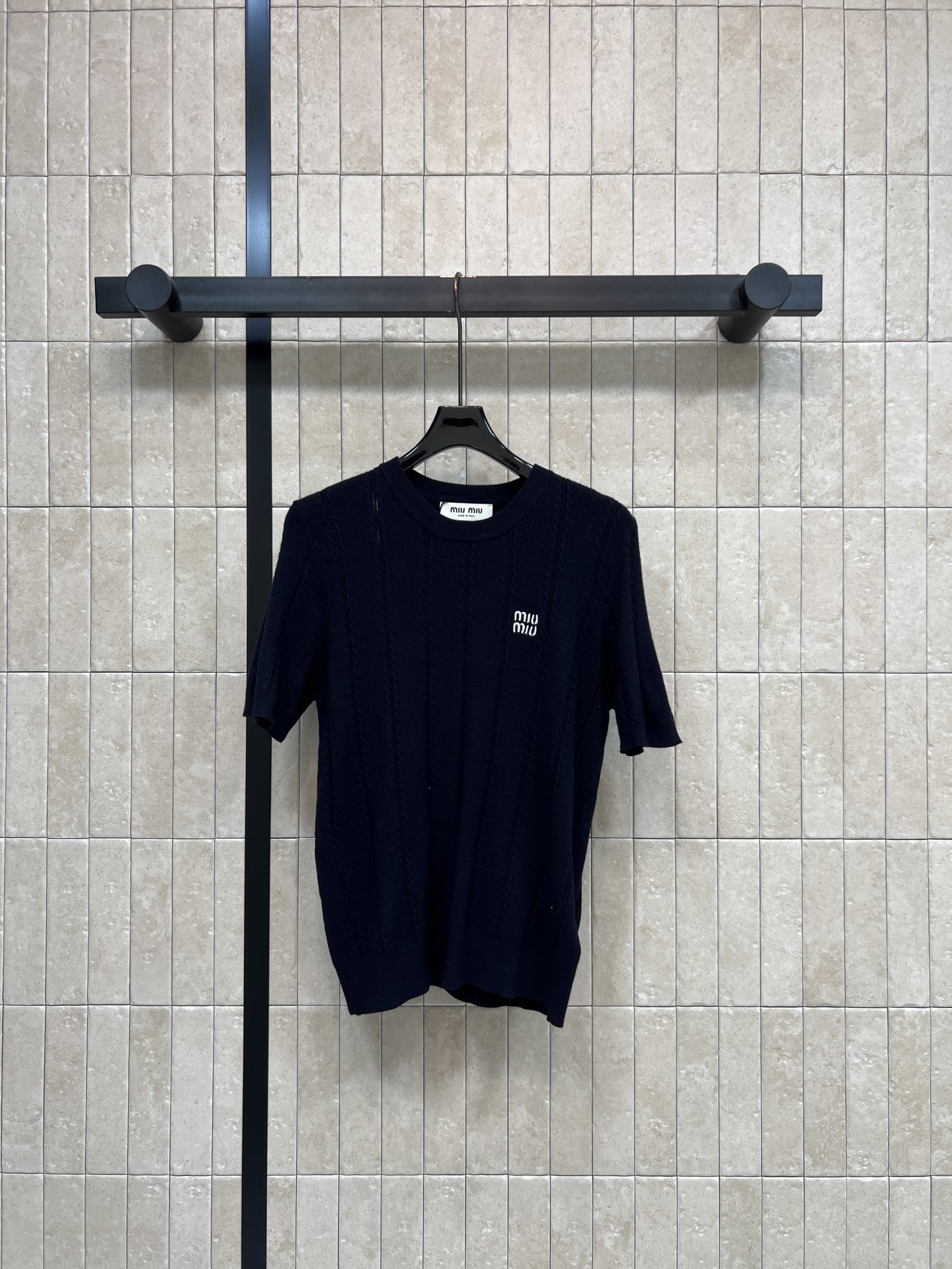MIU家 26春夏新款 圆领针织短袖T恤 圆领简约 胸前精致的刺绣logo 简约精致 春夏季节穿着超舒适