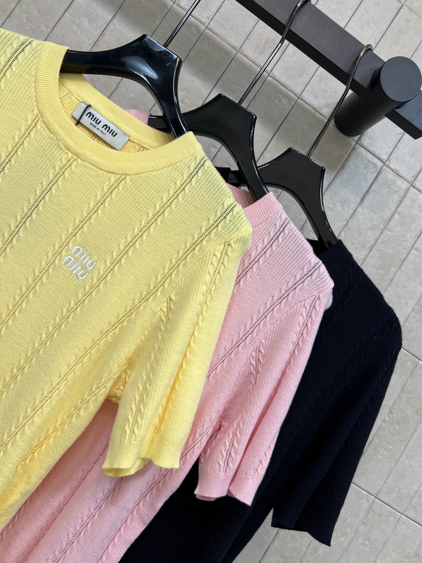 MIU家 26春夏新款 圆领针织短袖T恤 圆领简约 胸前精致的刺绣logo 简约精致 春夏季节穿着超舒适