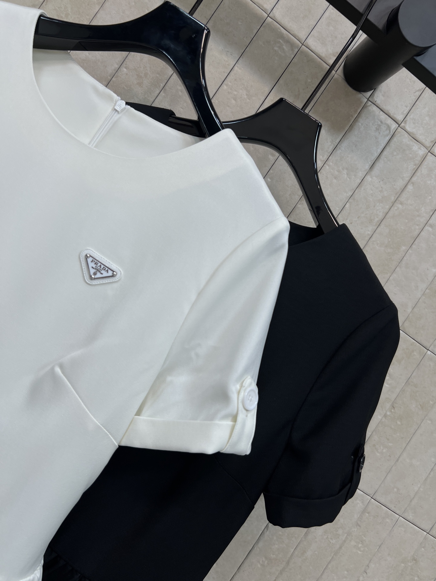 PD家 26春夏新款 圆领短袖连衣裙 垂坠感面料挺括有型 圆领+短袖的简约廓形 胸前收腰+裙摆抽褶设计 