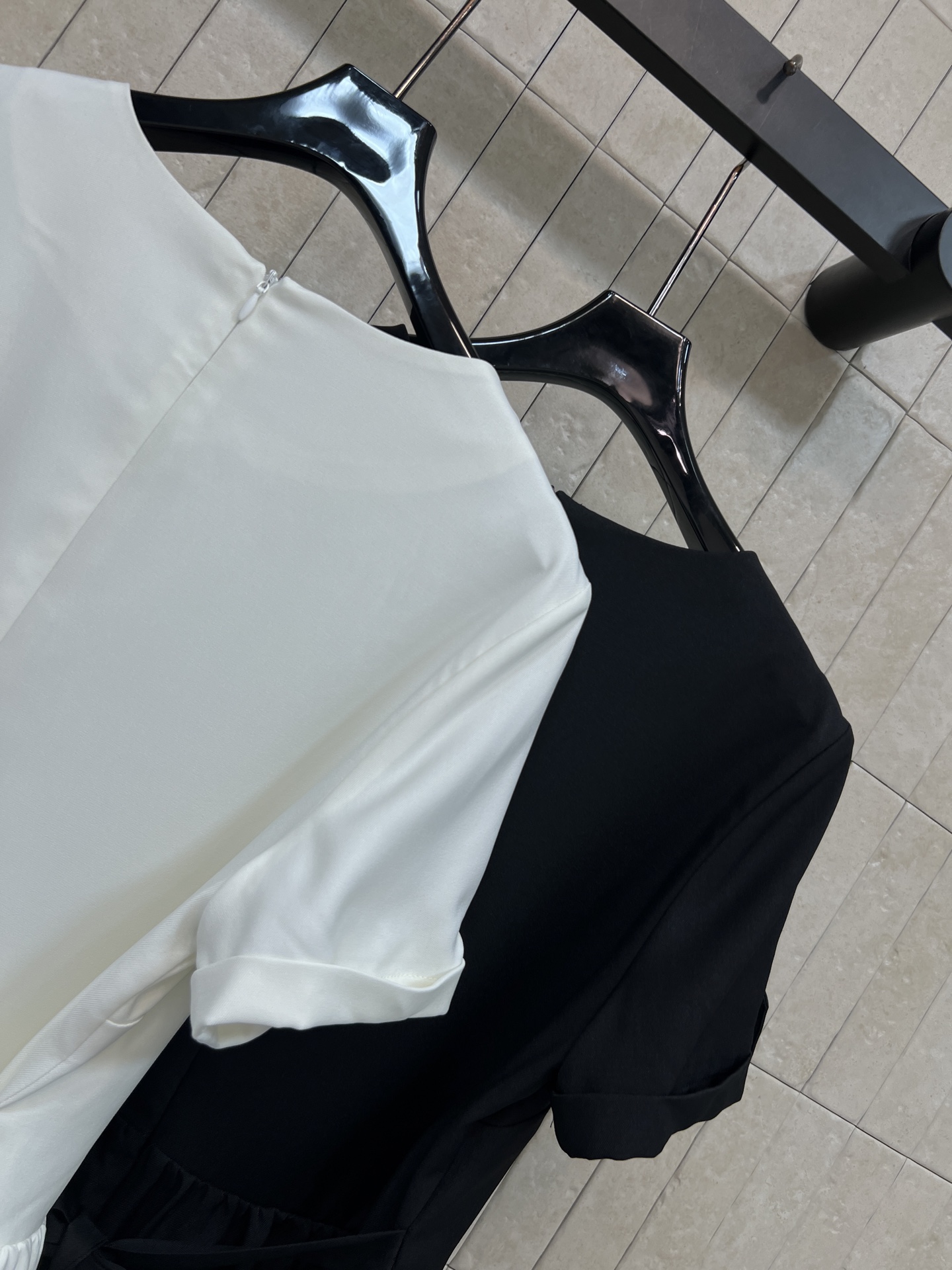 PD家 26春夏新款 圆领短袖连衣裙 垂坠感面料挺括有型 圆领+短袖的简约廓形 胸前收腰+裙摆抽褶设计 