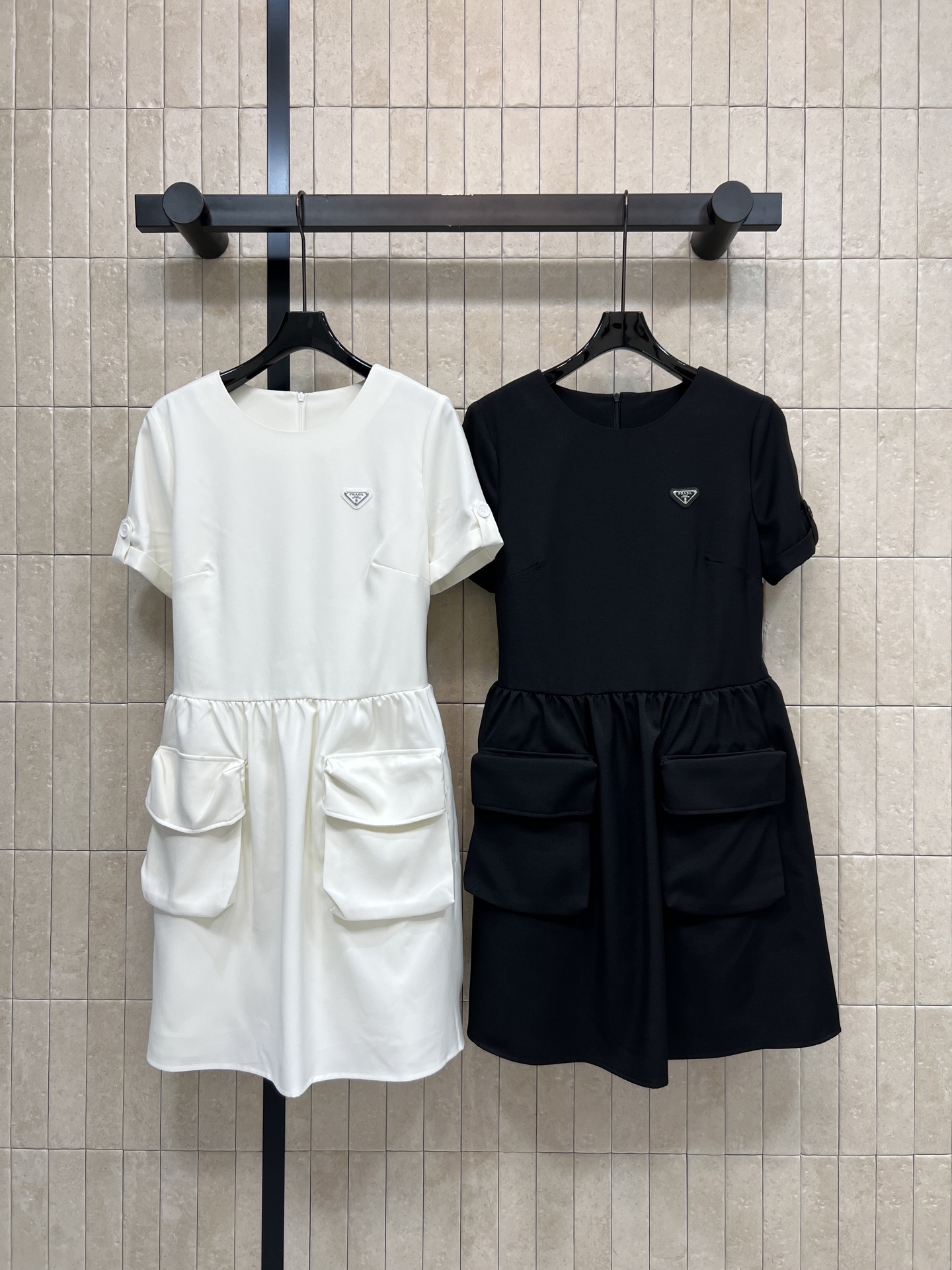 PD家 26春夏新款 圆领短袖连衣裙 垂坠感面料挺括有型 圆领+短袖的简约廓形 胸前收腰+裙摆抽褶设计 