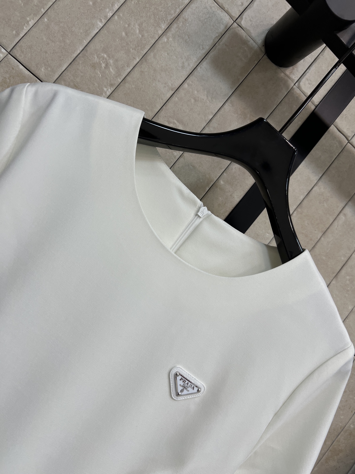 PD家 26春夏新款 圆领短袖连衣裙 垂坠感面料挺括有型 圆领+短袖的简约廓形 胸前收腰+裙摆抽褶设计 