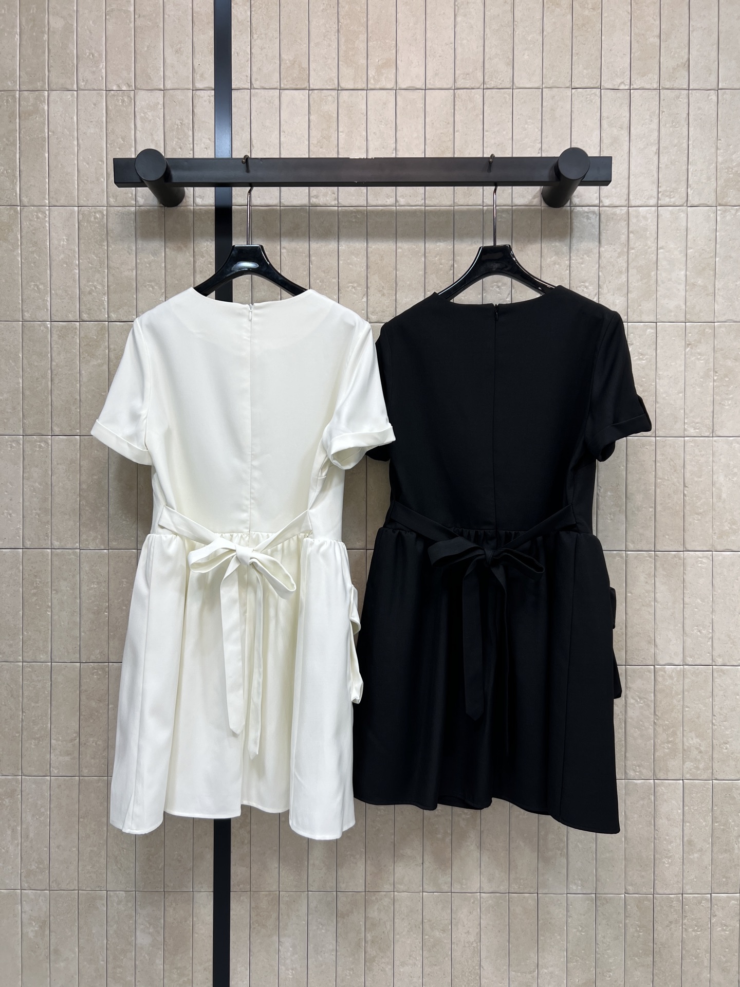 PD家 26春夏新款 圆领短袖连衣裙 垂坠感面料挺括有型 圆领+短袖的简约廓形 胸前收腰+裙摆抽褶设计 