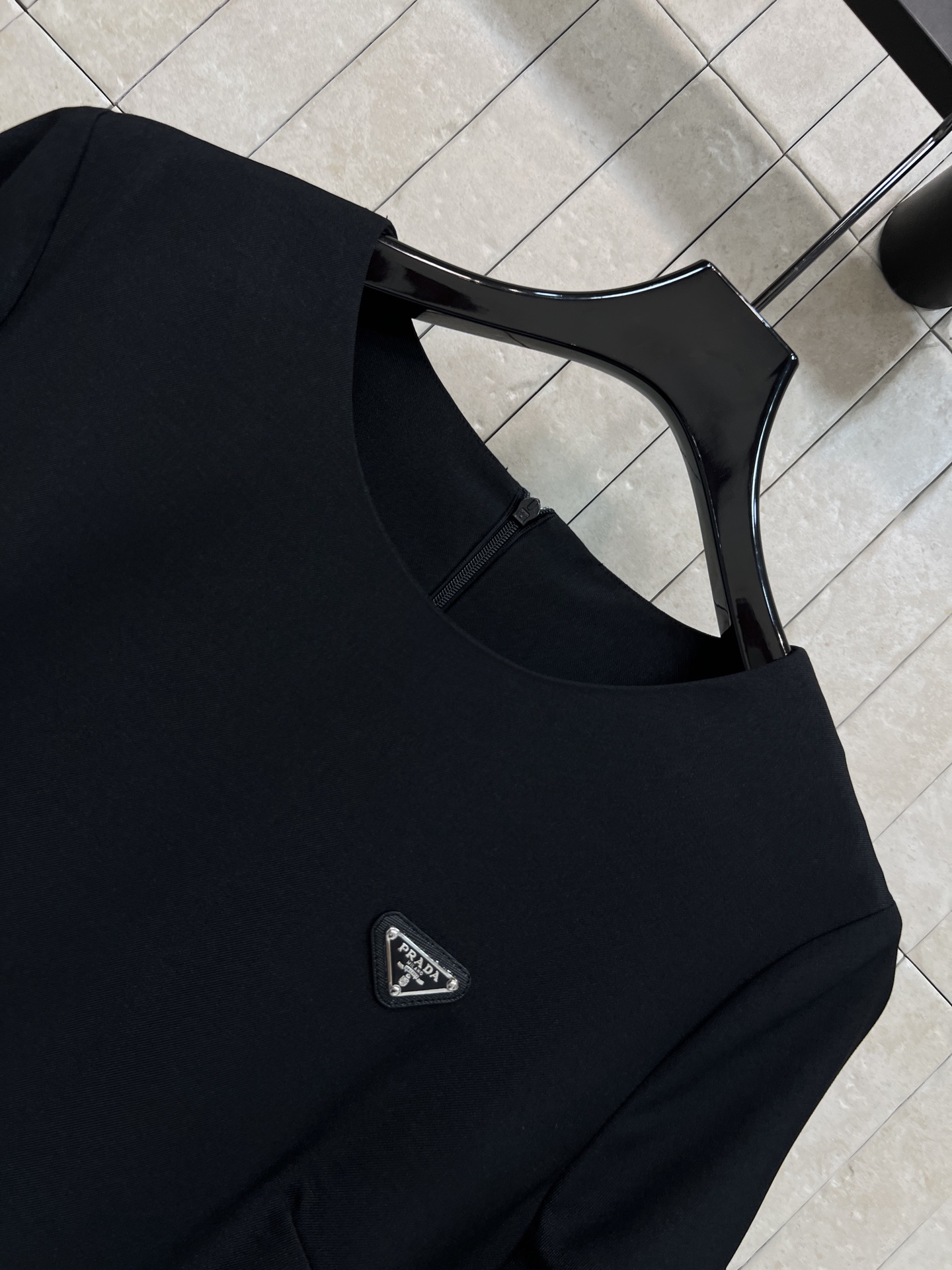 PD家 26春夏新款 圆领短袖连衣裙 垂坠感面料挺括有型 圆领+短袖的简约廓形 胸前收腰+裙摆抽褶设计 