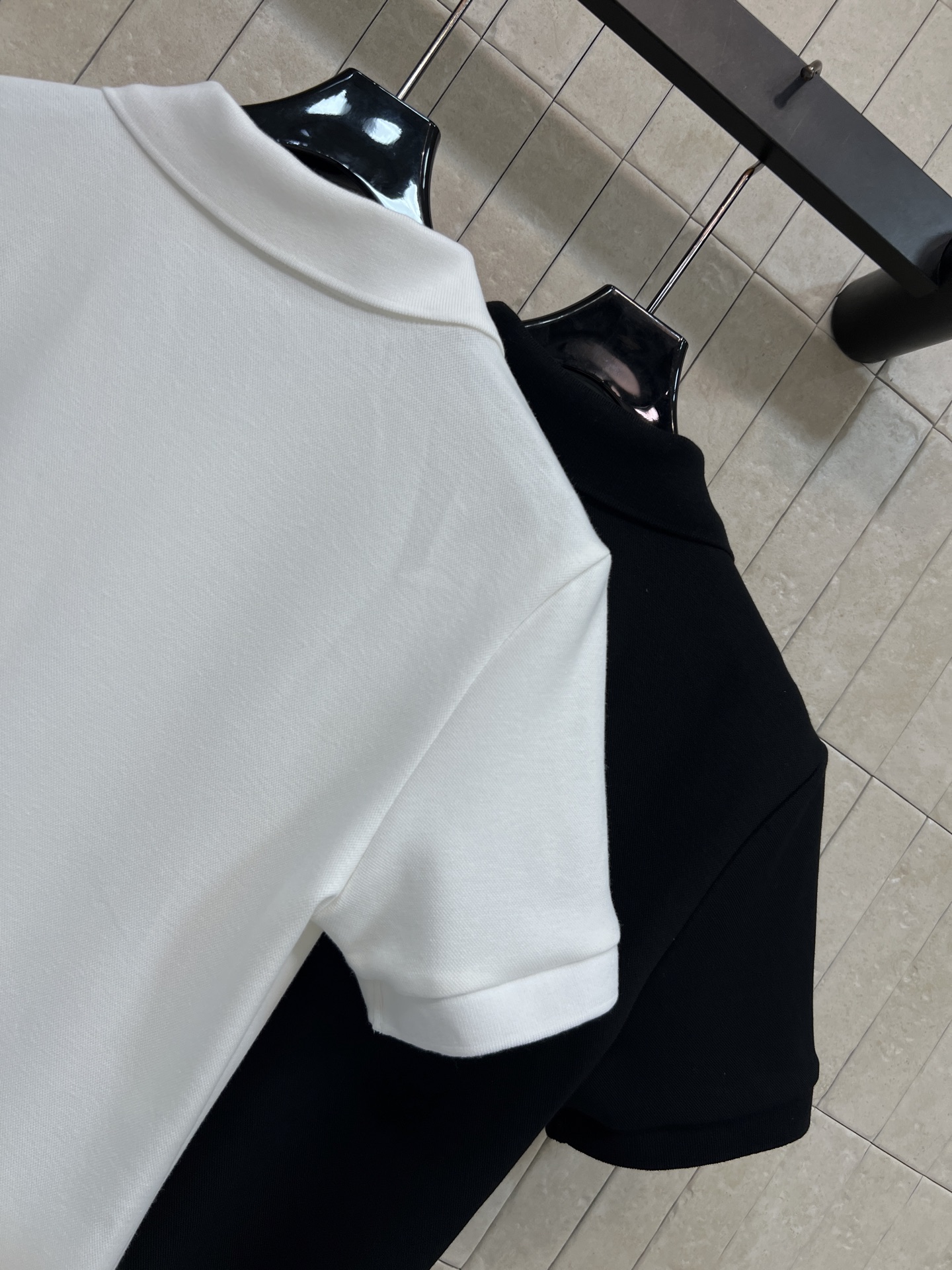 D家 26春夏新款 四叶草刺绣连衣裙 纯棉面料柔软透气 经典Polo翻领+三颗纽扣设计 简约优雅 胸前四