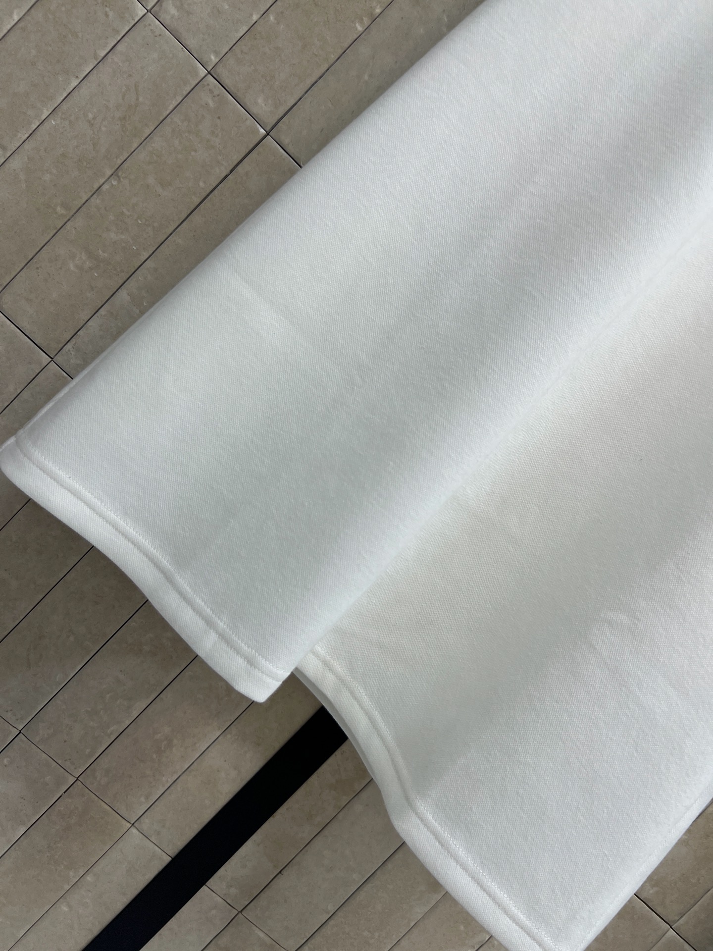 D家 26春夏新款 四叶草刺绣连衣裙 纯棉面料柔软透气 经典Polo翻领+三颗纽扣设计 简约优雅 胸前四