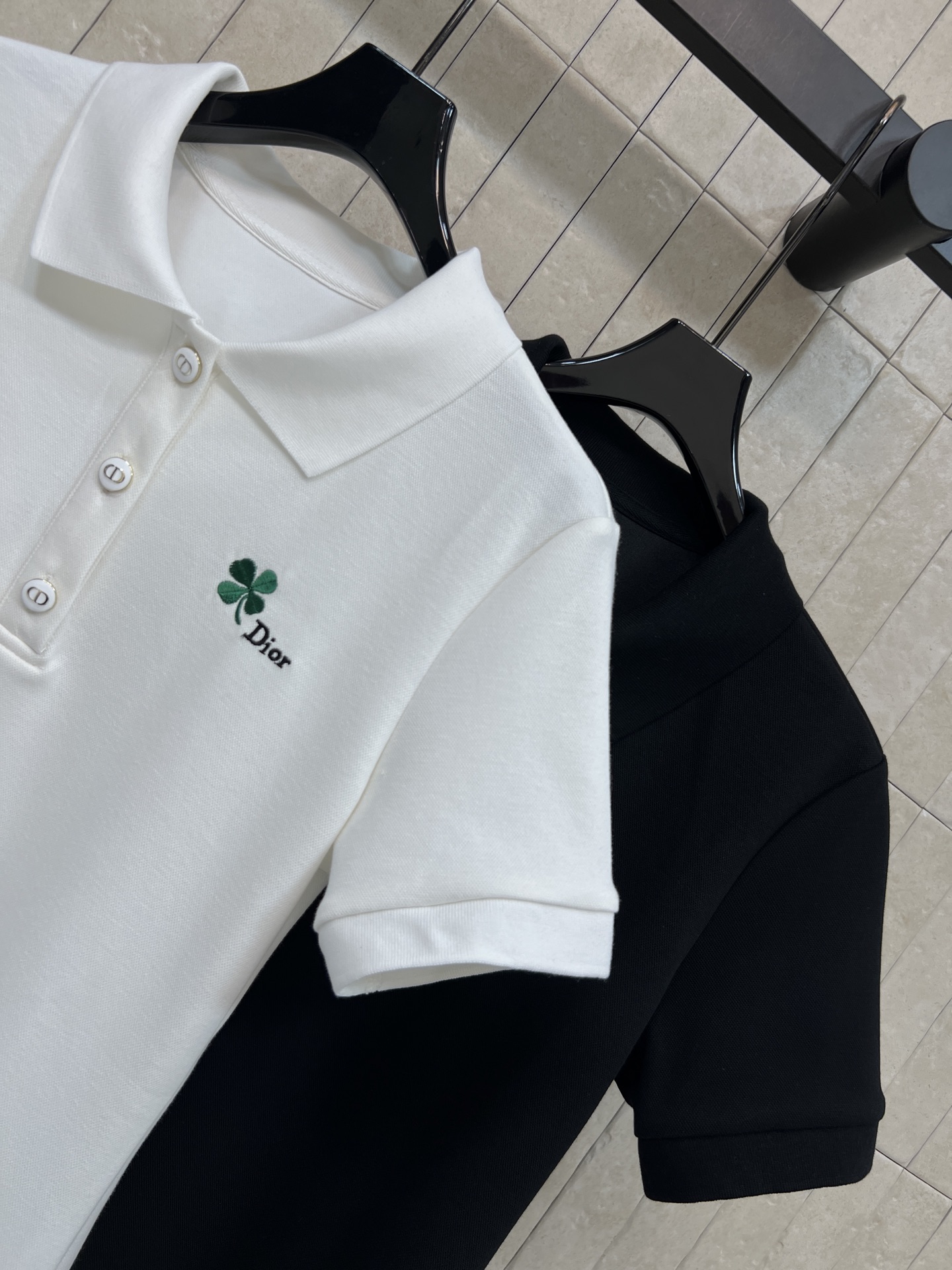 D家 26春夏新款 四叶草刺绣连衣裙 纯棉面料柔软透气 经典Polo翻领+三颗纽扣设计 简约优雅 胸前四