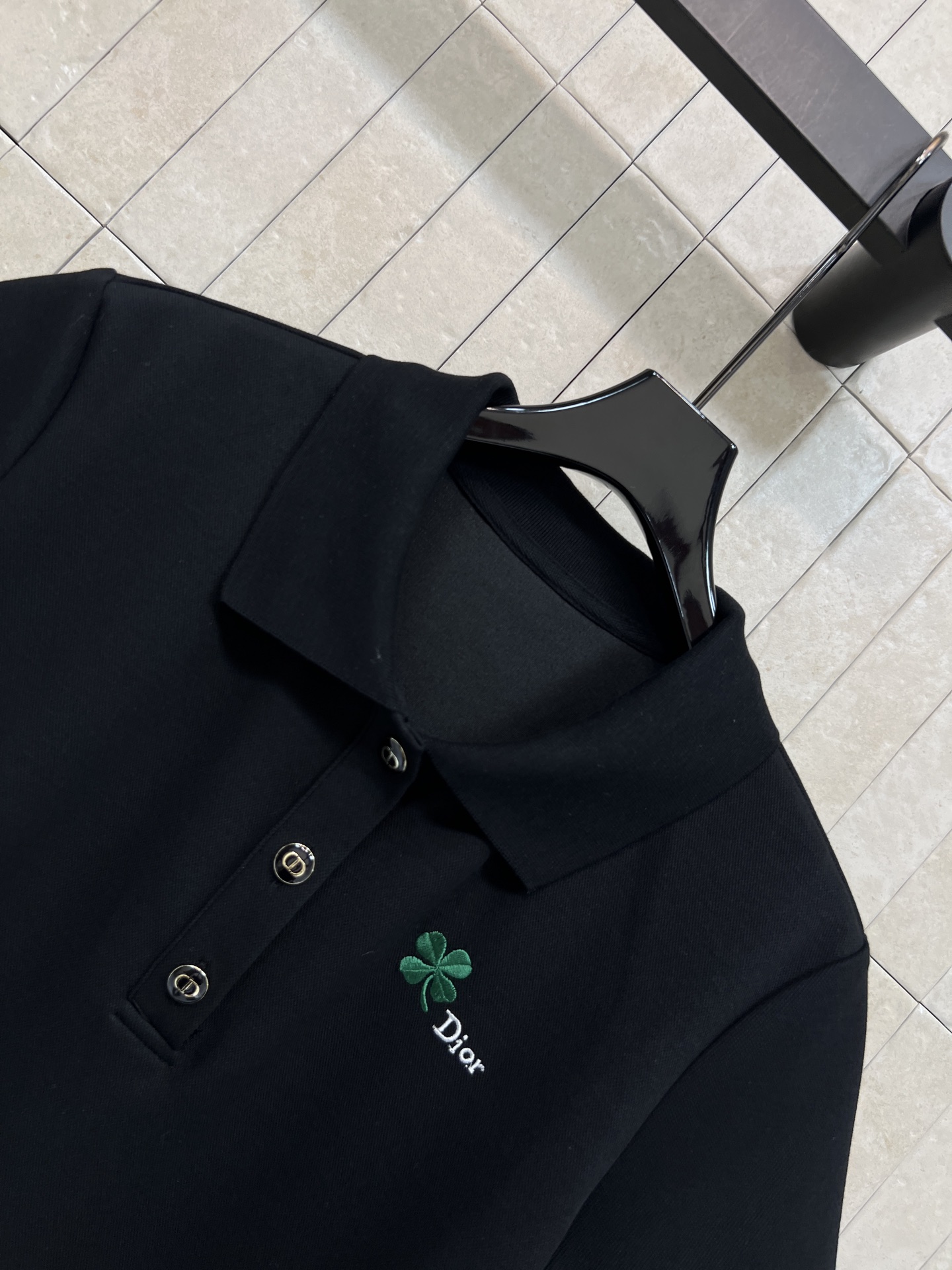 D家 26春夏新款 四叶草刺绣连衣裙 纯棉面料柔软透气 经典Polo翻领+三颗纽扣设计 简约优雅 胸前四