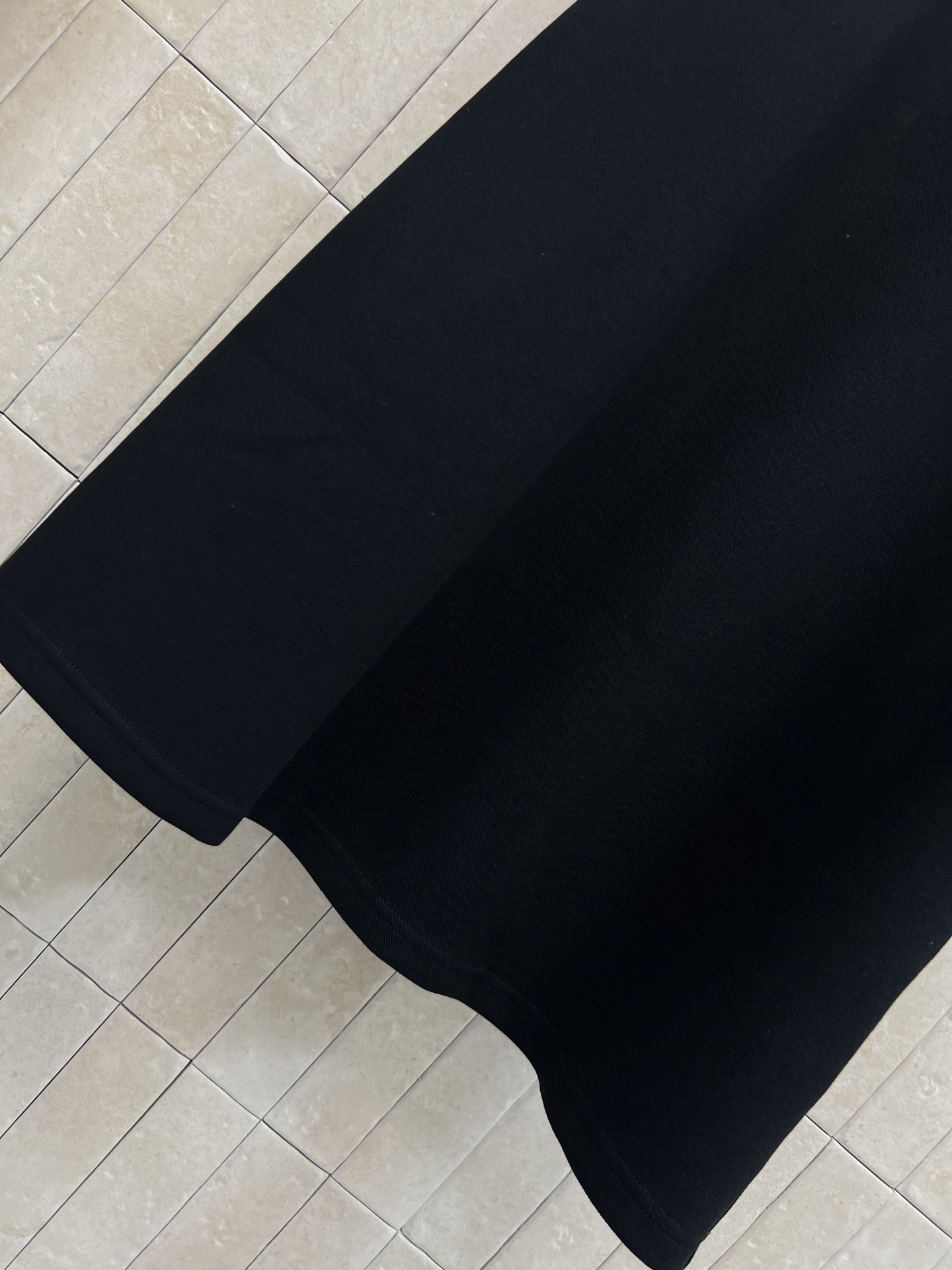 D家 26春夏新款 四叶草刺绣连衣裙 纯棉面料柔软透气 经典Polo翻领+三颗纽扣设计 简约优雅 胸前四