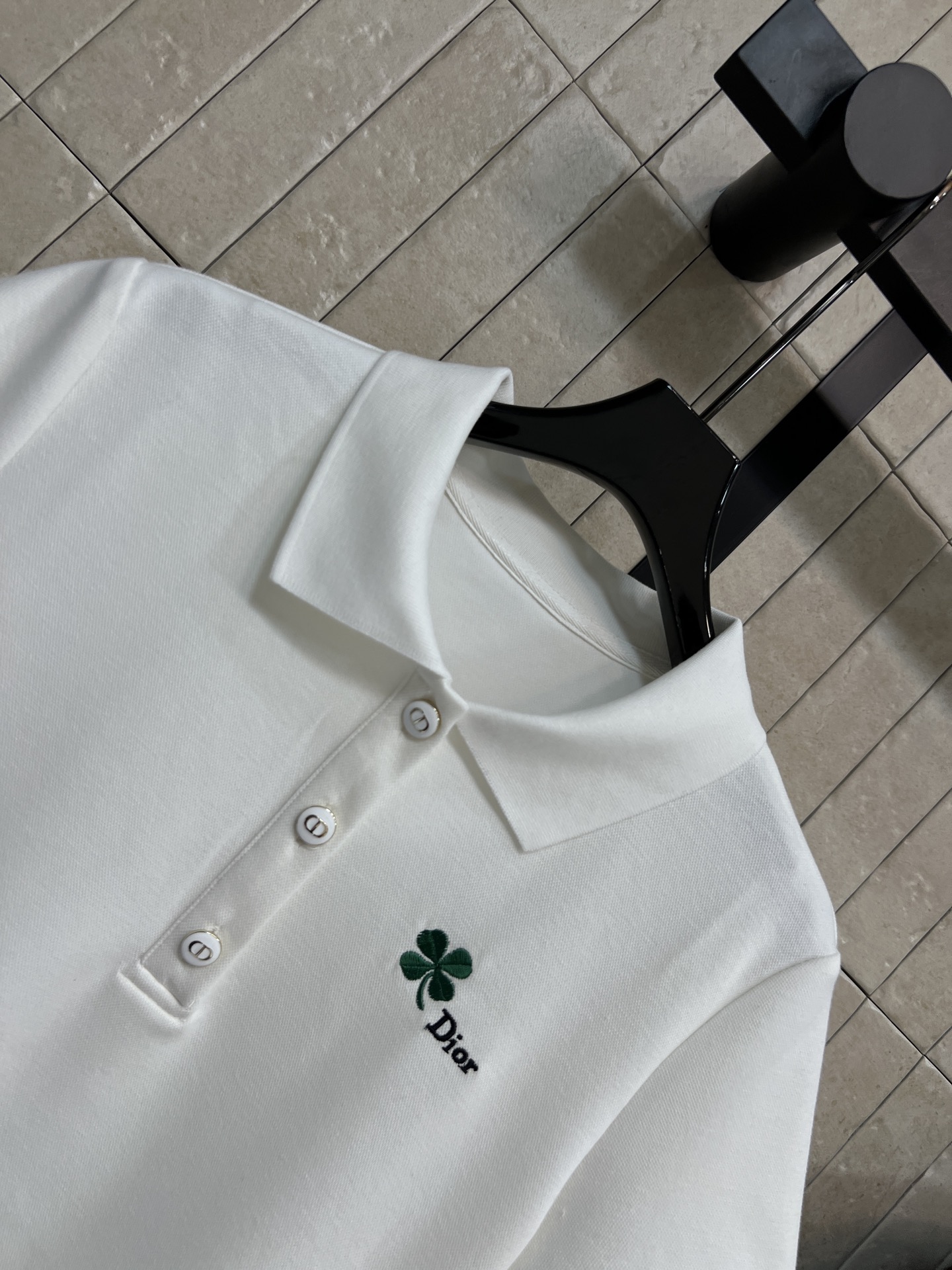 D家 26春夏新款 四叶草刺绣连衣裙 纯棉面料柔软透气 经典Polo翻领+三颗纽扣设计 简约优雅 胸前四