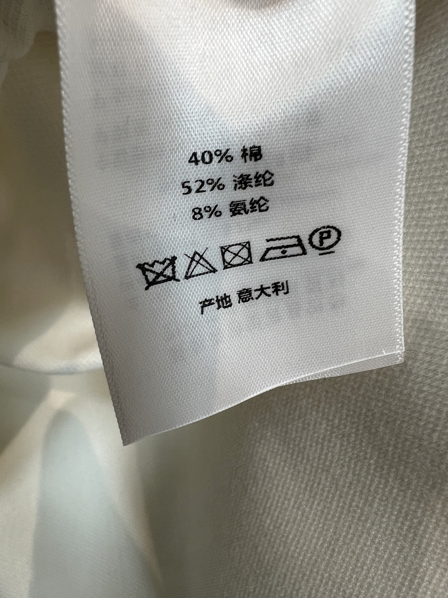 D家 26春夏新款 四叶草刺绣连衣裙 纯棉面料柔软透气 经典Polo翻领+三颗纽扣设计 简约优雅 胸前四