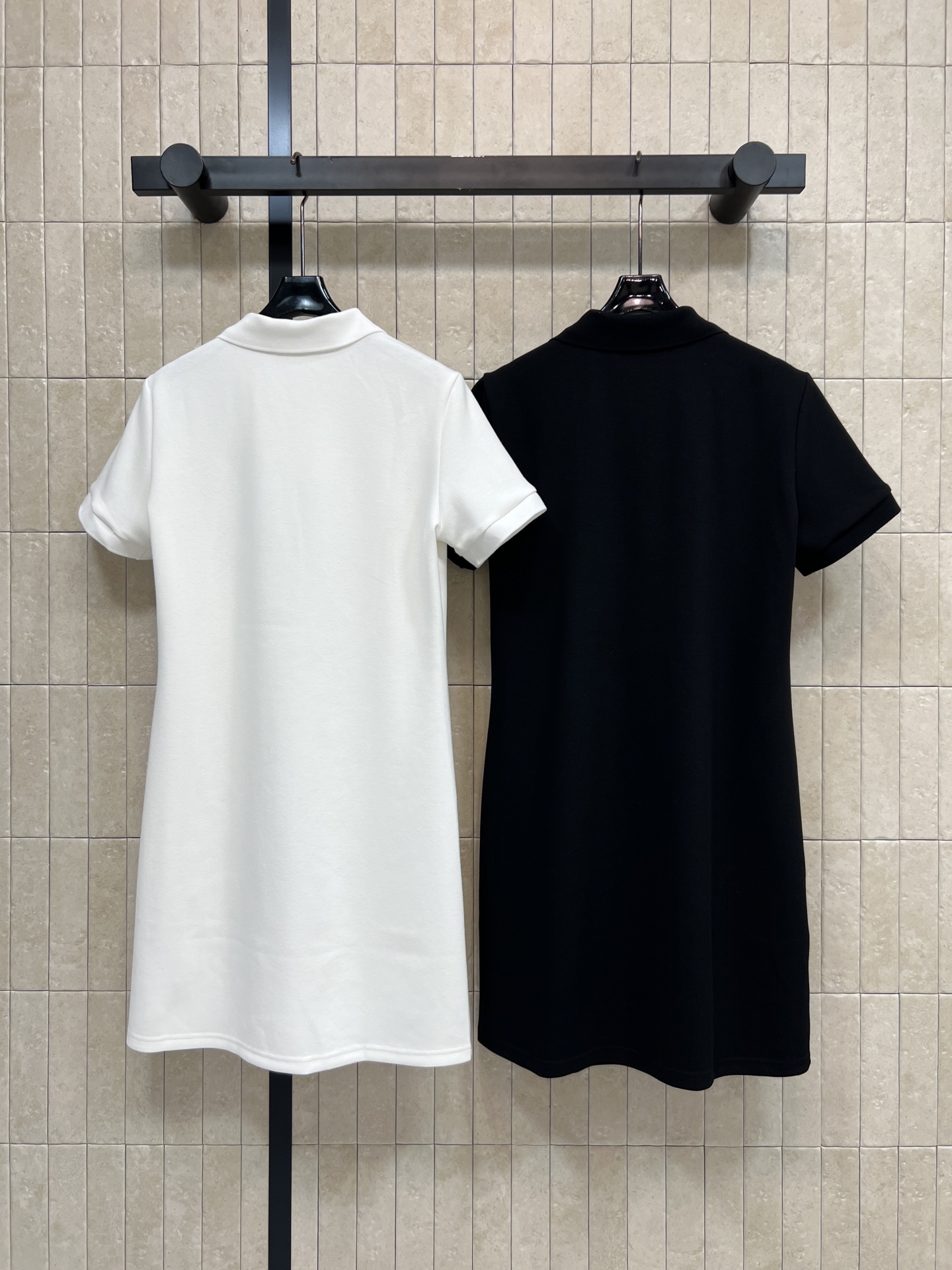 D家 26春夏新款 四叶草刺绣连衣裙 纯棉面料柔软透气 经典Polo翻领+三颗纽扣设计 简约优雅 胸前四