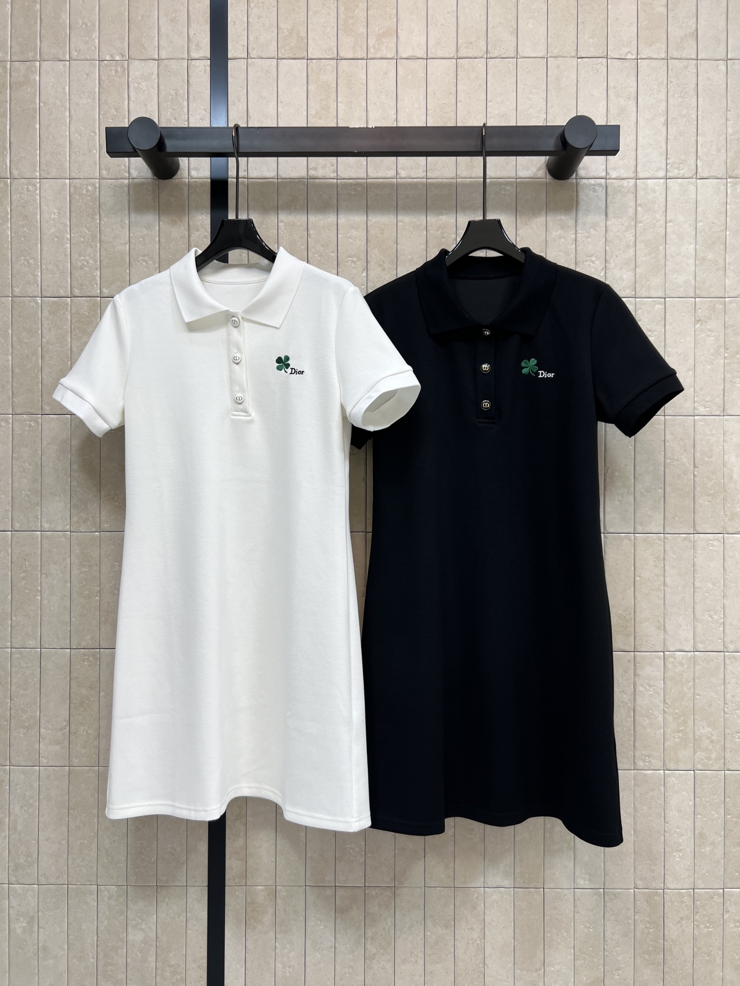 D家 26春夏新款 四叶草刺绣连衣裙 纯棉面料柔软透气 经典Polo翻领+三颗纽扣设计 简约优雅 胸前四