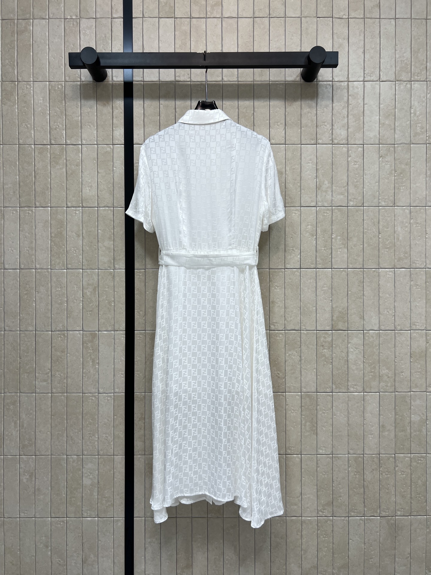 FD家 26春夏新款 提花收腰连衣裙 翻领+短袖单排扣设计 收腰系带勾勒身材比例 裙摆自然垂坠 垂坠提花