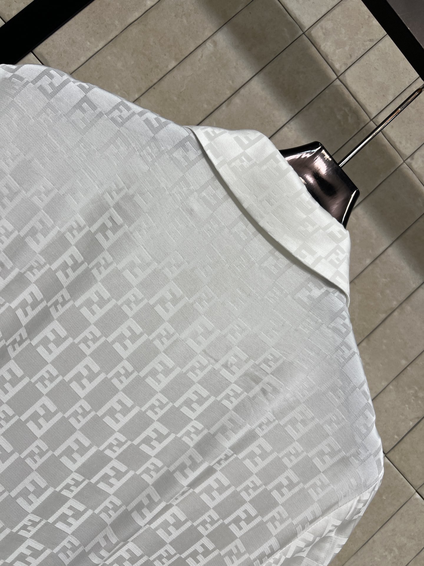 FD家 26春夏新款 提花收腰连衣裙 翻领+短袖单排扣设计 收腰系带勾勒身材比例 裙摆自然垂坠 垂坠提花