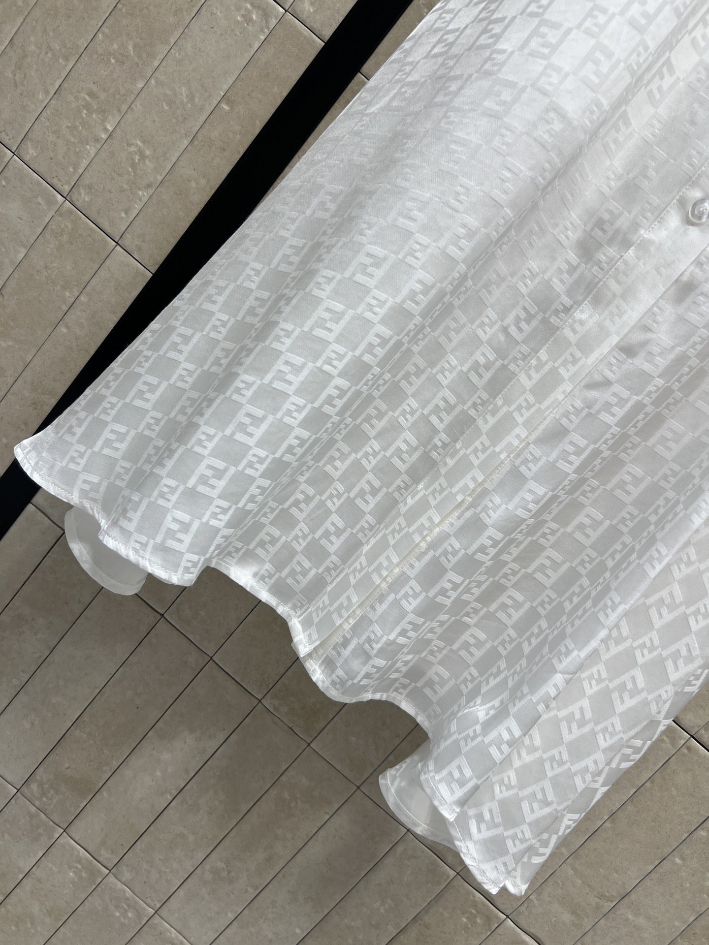 FD家 26春夏新款 提花收腰连衣裙 翻领+短袖单排扣设计 收腰系带勾勒身材比例 裙摆自然垂坠 垂坠提花