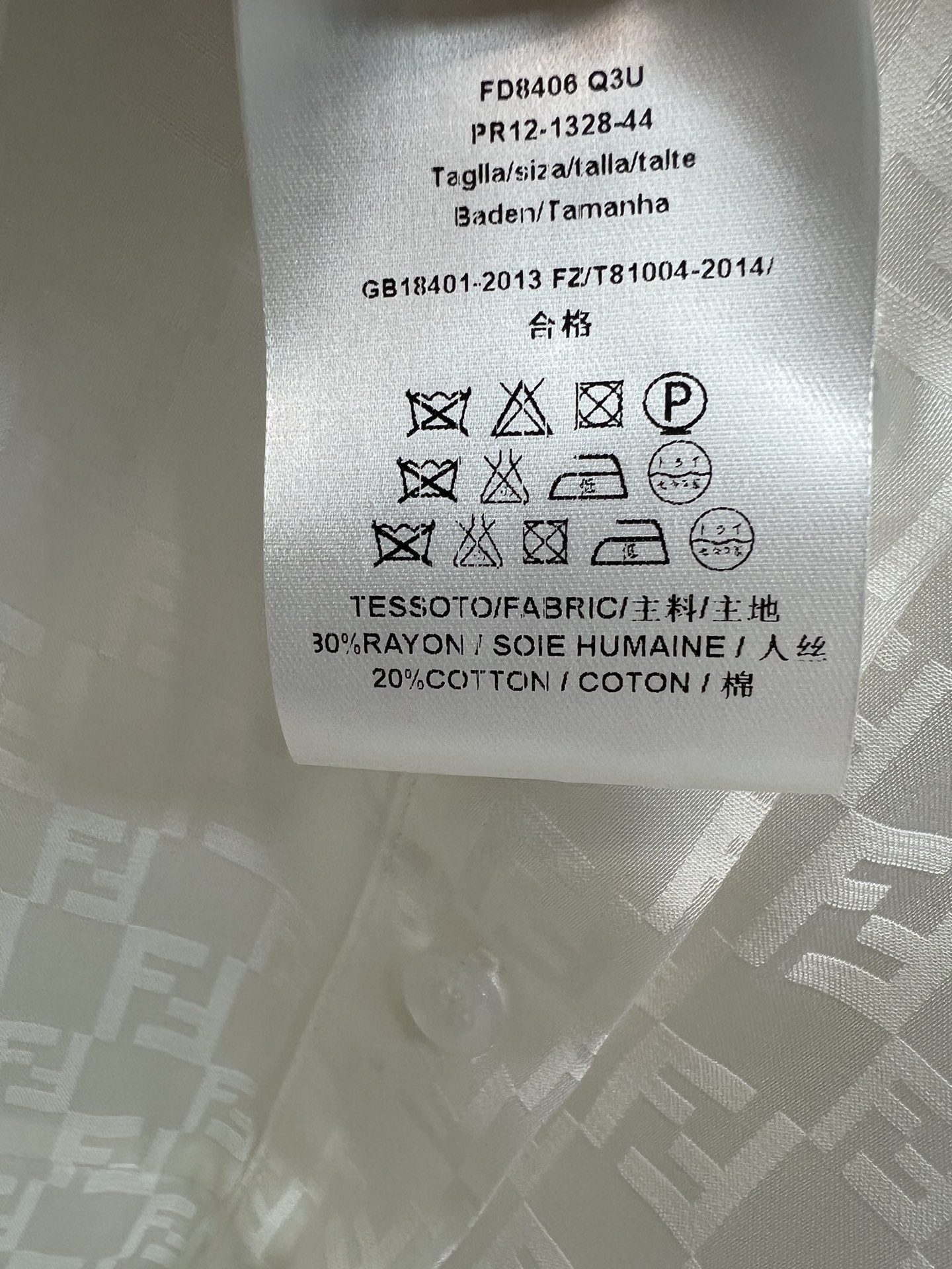 FD家 26春夏新款 提花收腰连衣裙 翻领+短袖单排扣设计 收腰系带勾勒身材比例 裙摆自然垂坠 垂坠提花
