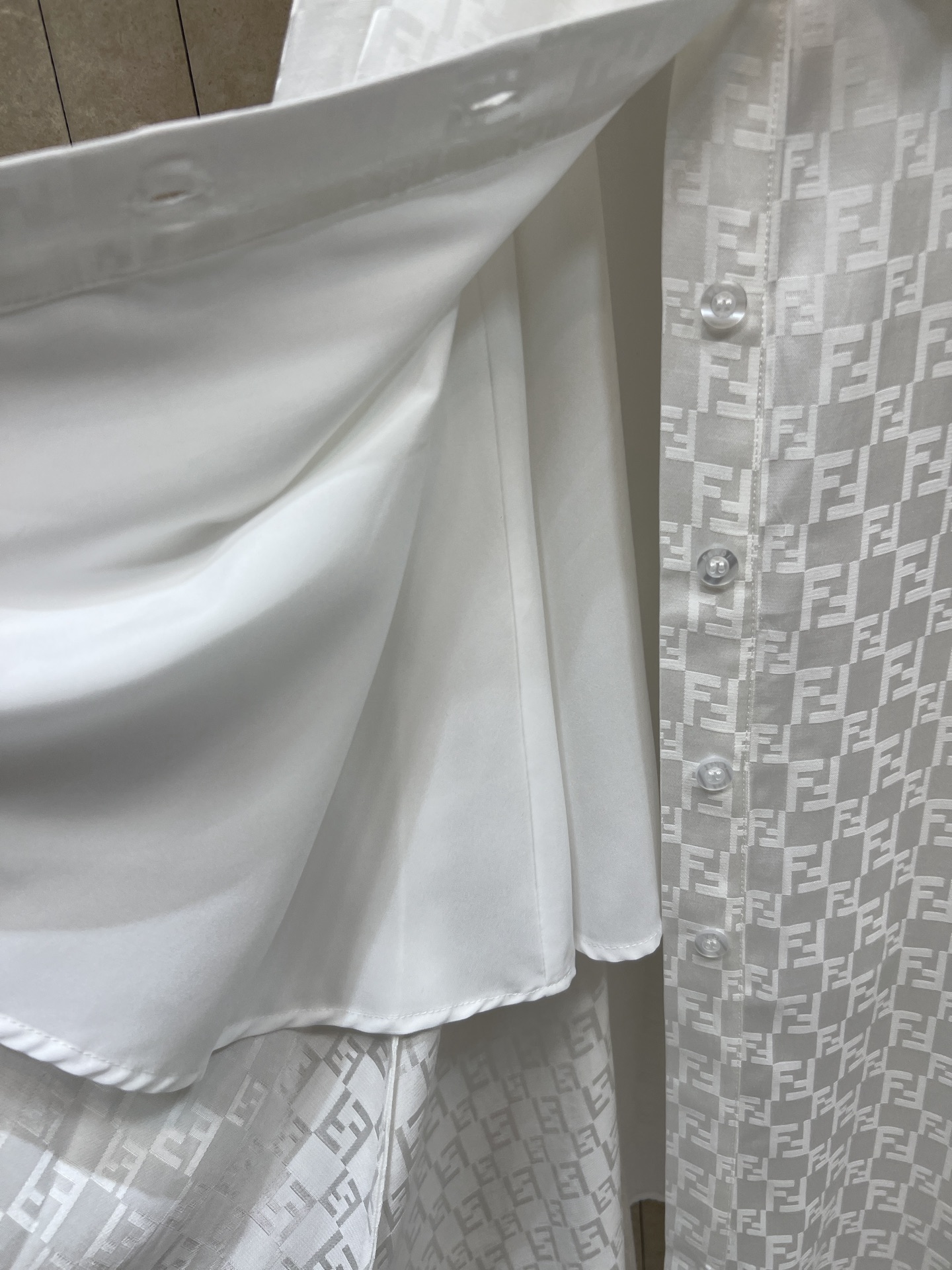 FD家 26春夏新款 提花收腰连衣裙 翻领+短袖单排扣设计 收腰系带勾勒身材比例 裙摆自然垂坠 垂坠提花