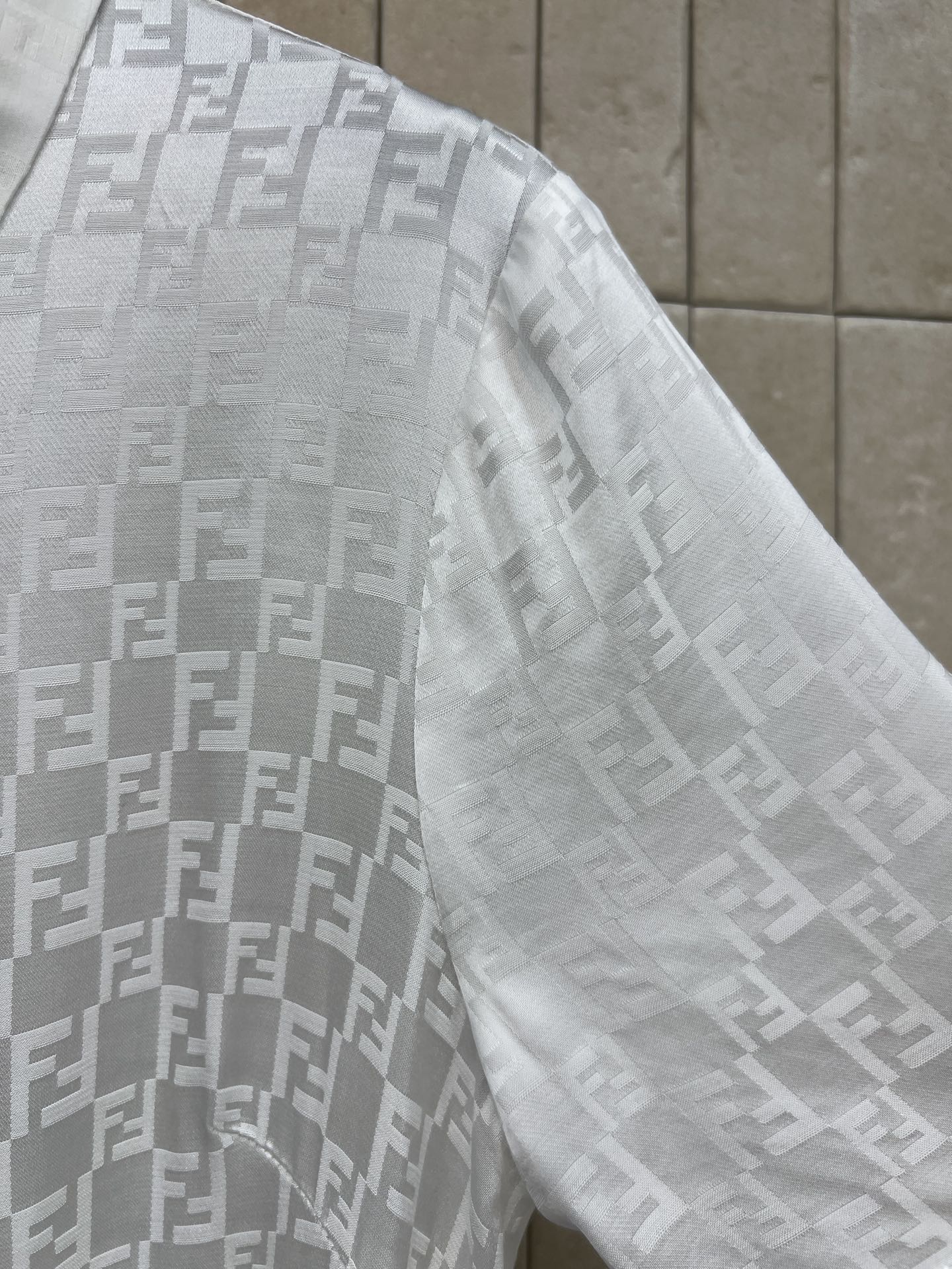 FD家 26春夏新款 提花收腰连衣裙 翻领+短袖单排扣设计 收腰系带勾勒身材比例 裙摆自然垂坠 垂坠提花