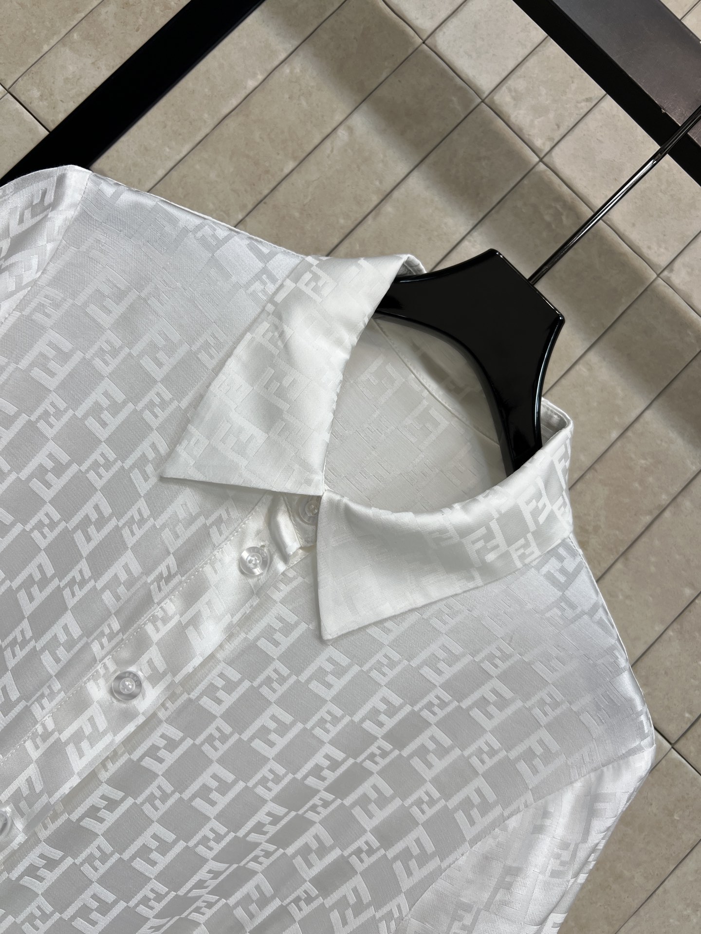 FD家 26春夏新款 提花收腰连衣裙 翻领+短袖单排扣设计 收腰系带勾勒身材比例 裙摆自然垂坠 垂坠提花