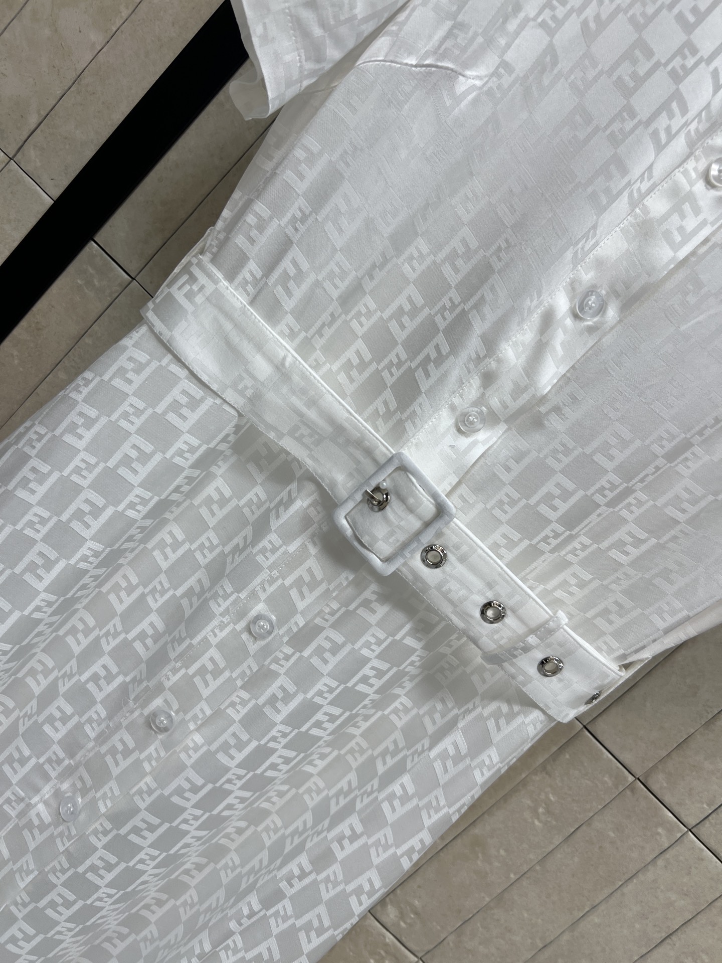 FD家 26春夏新款 提花收腰连衣裙 翻领+短袖单排扣设计 收腰系带勾勒身材比例 裙摆自然垂坠 垂坠提花