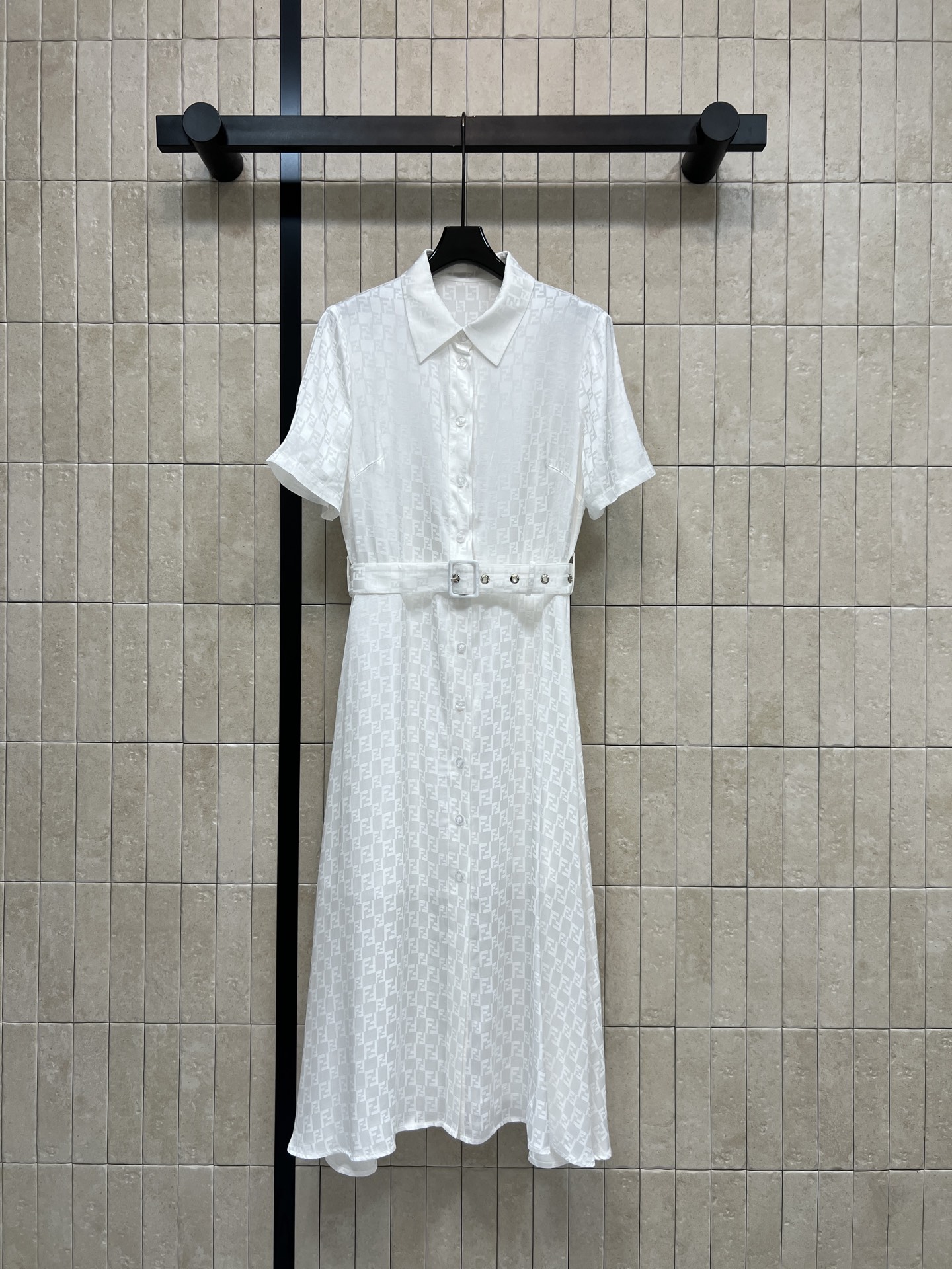 FD家 26春夏新款 提花收腰连衣裙 翻领+短袖单排扣设计 收腰系带勾勒身材比例 裙摆自然垂坠 垂坠提花