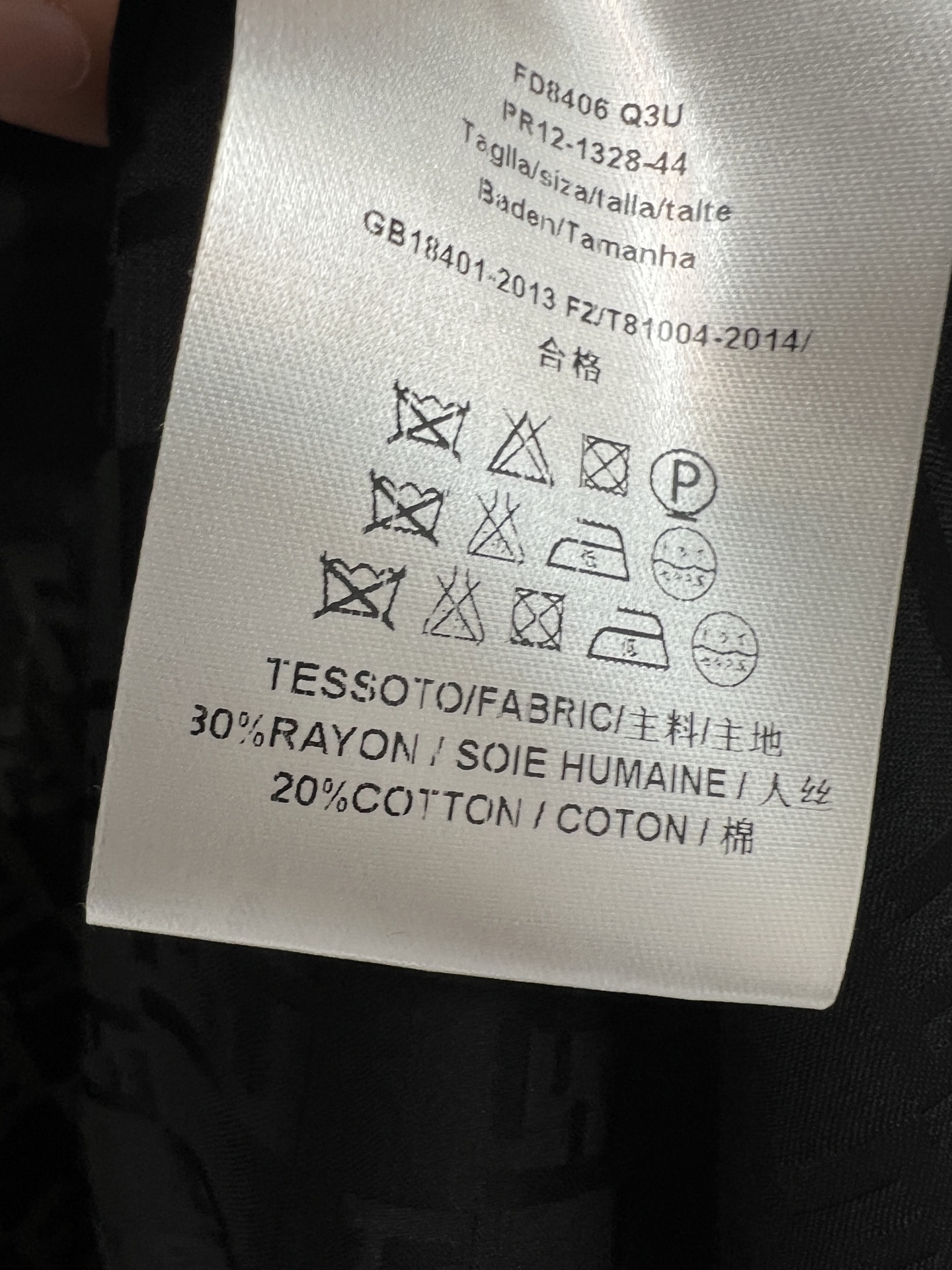 FD家 26春夏新款 提花收腰连衣裙 翻领+短袖单排扣设计 收腰系带勾勒身材比例 裙摆自然垂坠 垂坠提花