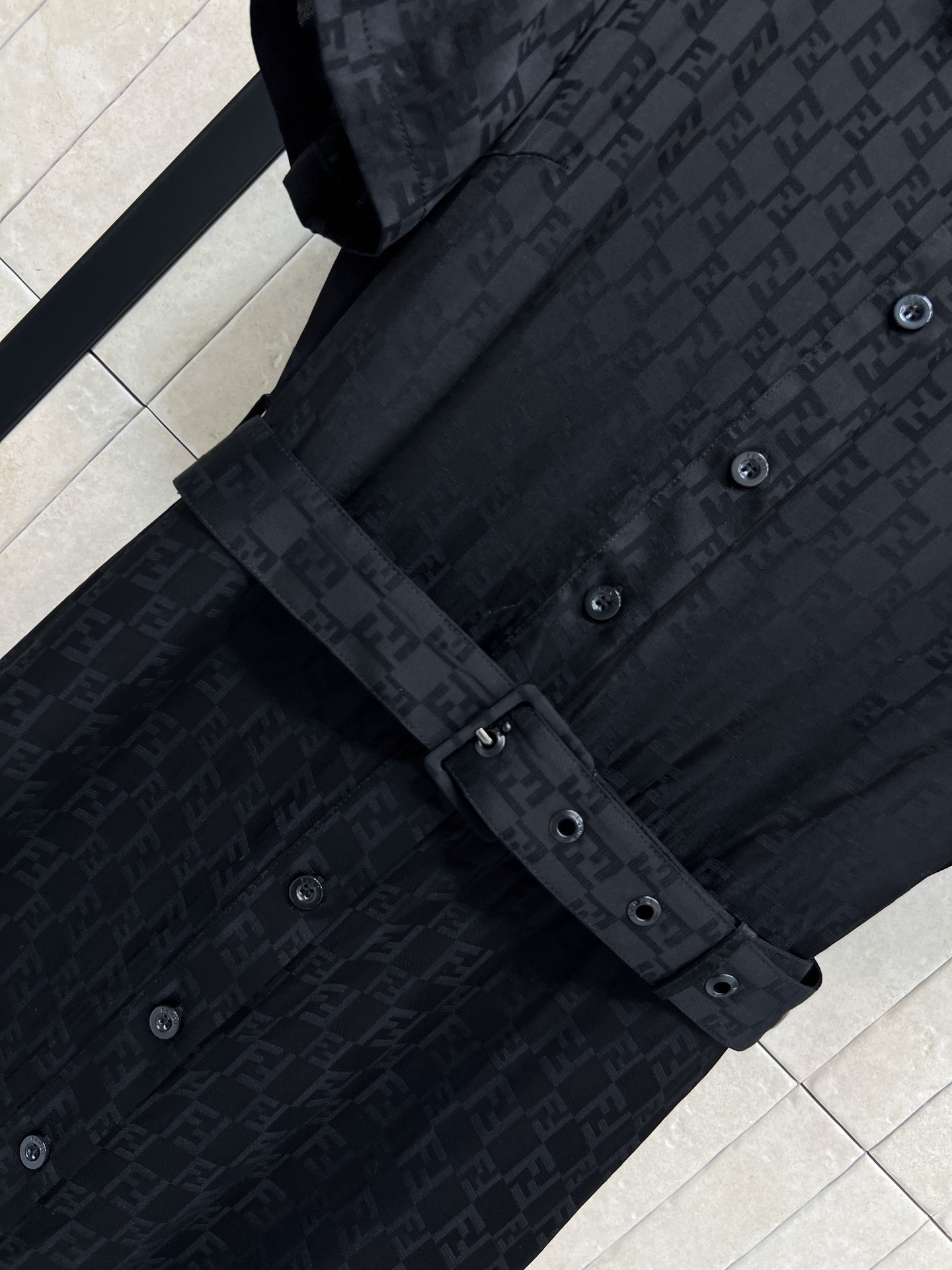 FD家 26春夏新款 提花收腰连衣裙 翻领+短袖单排扣设计 收腰系带勾勒身材比例 裙摆自然垂坠 垂坠提花