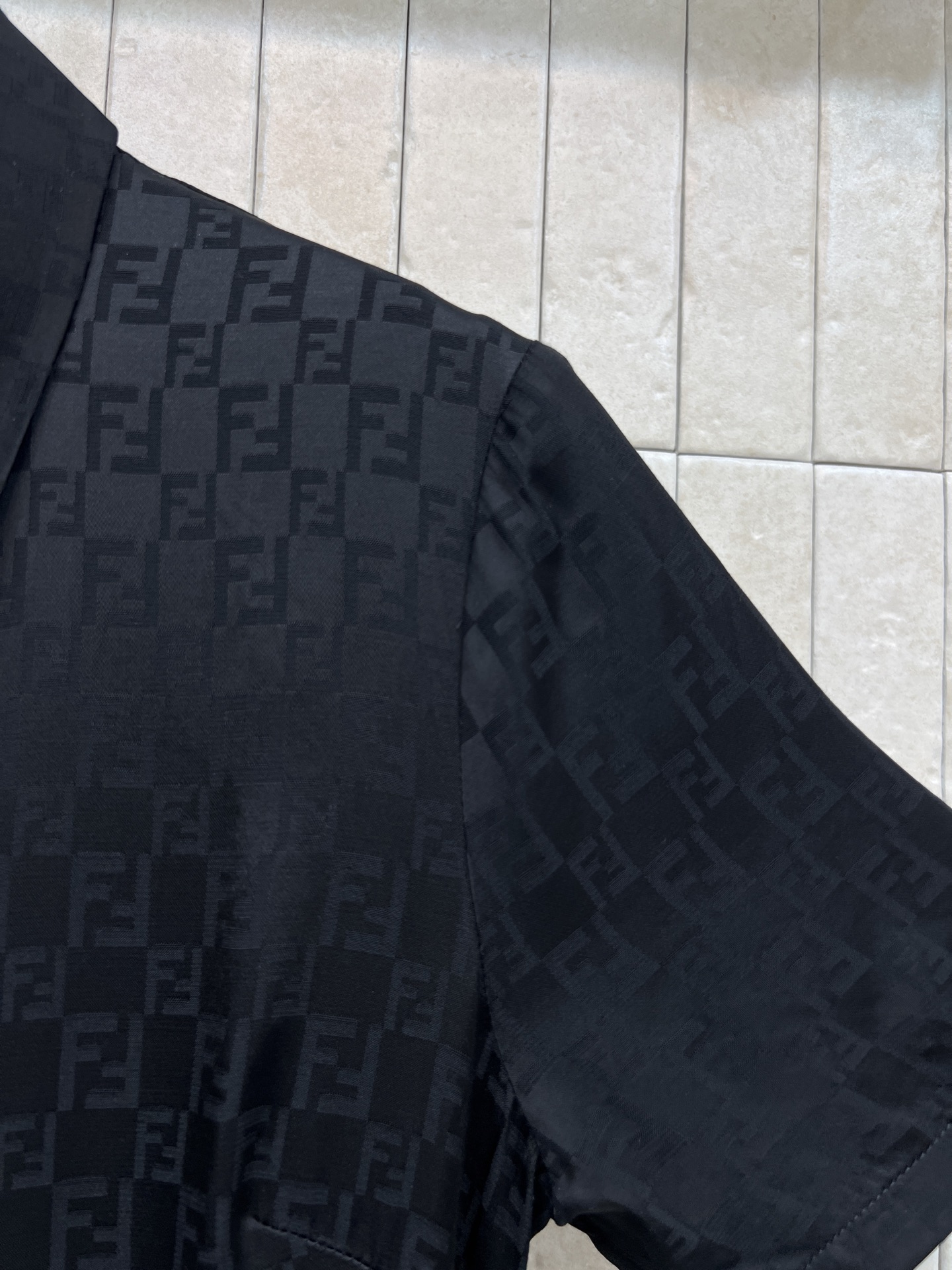 FD家 26春夏新款 提花收腰连衣裙 翻领+短袖单排扣设计 收腰系带勾勒身材比例 裙摆自然垂坠 垂坠提花