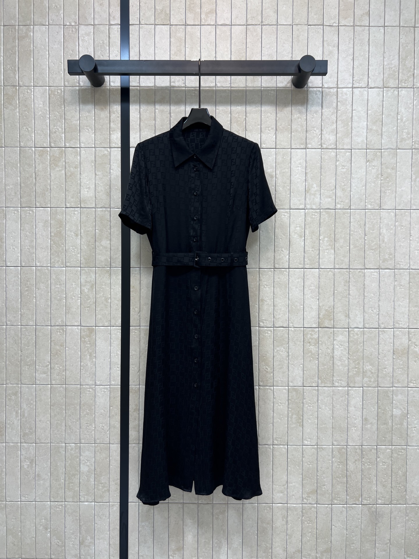 FD家 26春夏新款 提花收腰连衣裙 翻领+短袖单排扣设计 收腰系带勾勒身材比例 裙摆自然垂坠 垂坠提花