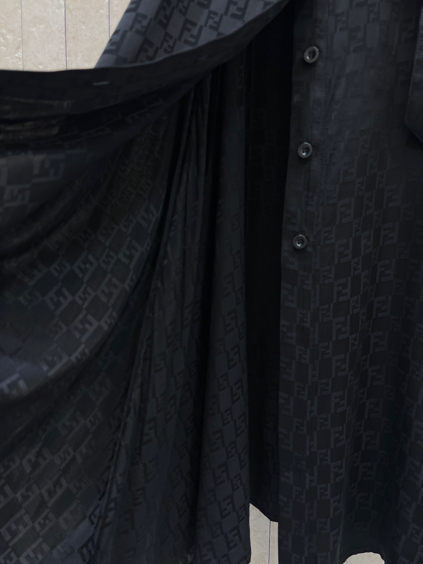 FD家 26春夏新款 提花收腰连衣裙 翻领+短袖单排扣设计 收腰系带勾勒身材比例 裙摆自然垂坠 垂坠提花