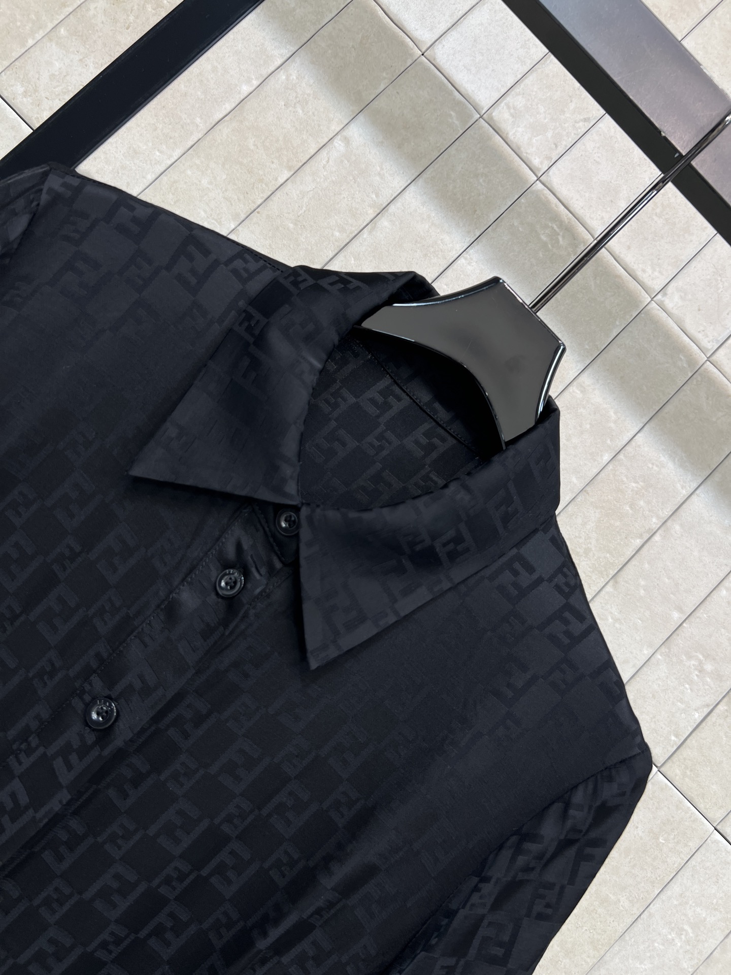 FD家 26春夏新款 提花收腰连衣裙 翻领+短袖单排扣设计 收腰系带勾勒身材比例 裙摆自然垂坠 垂坠提花