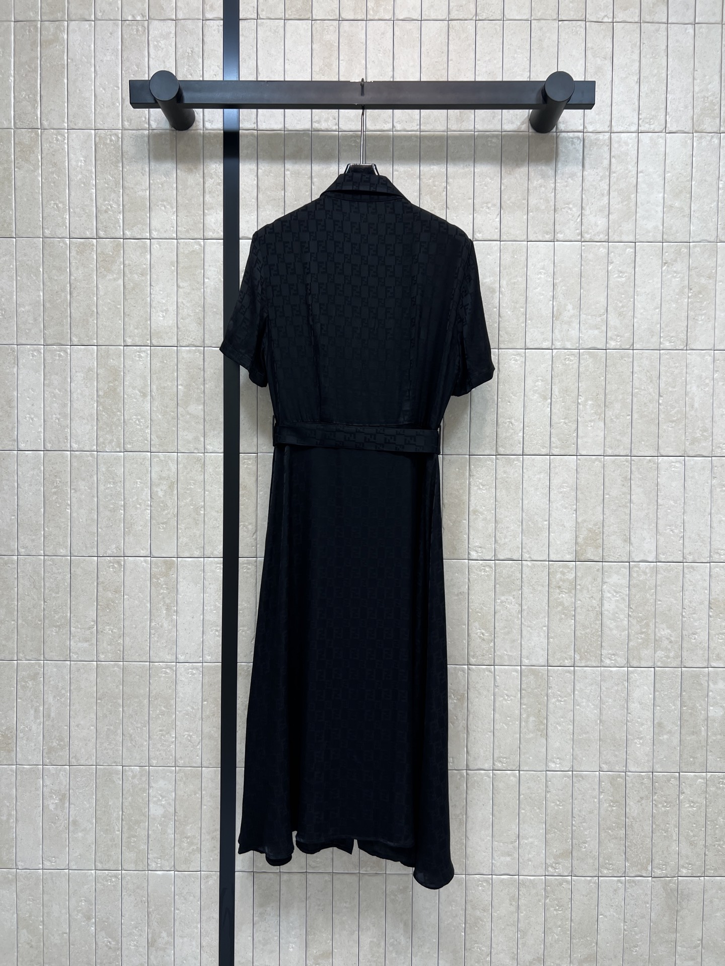 FD家 26春夏新款 提花收腰连衣裙 翻领+短袖单排扣设计 收腰系带勾勒身材比例 裙摆自然垂坠 垂坠提花